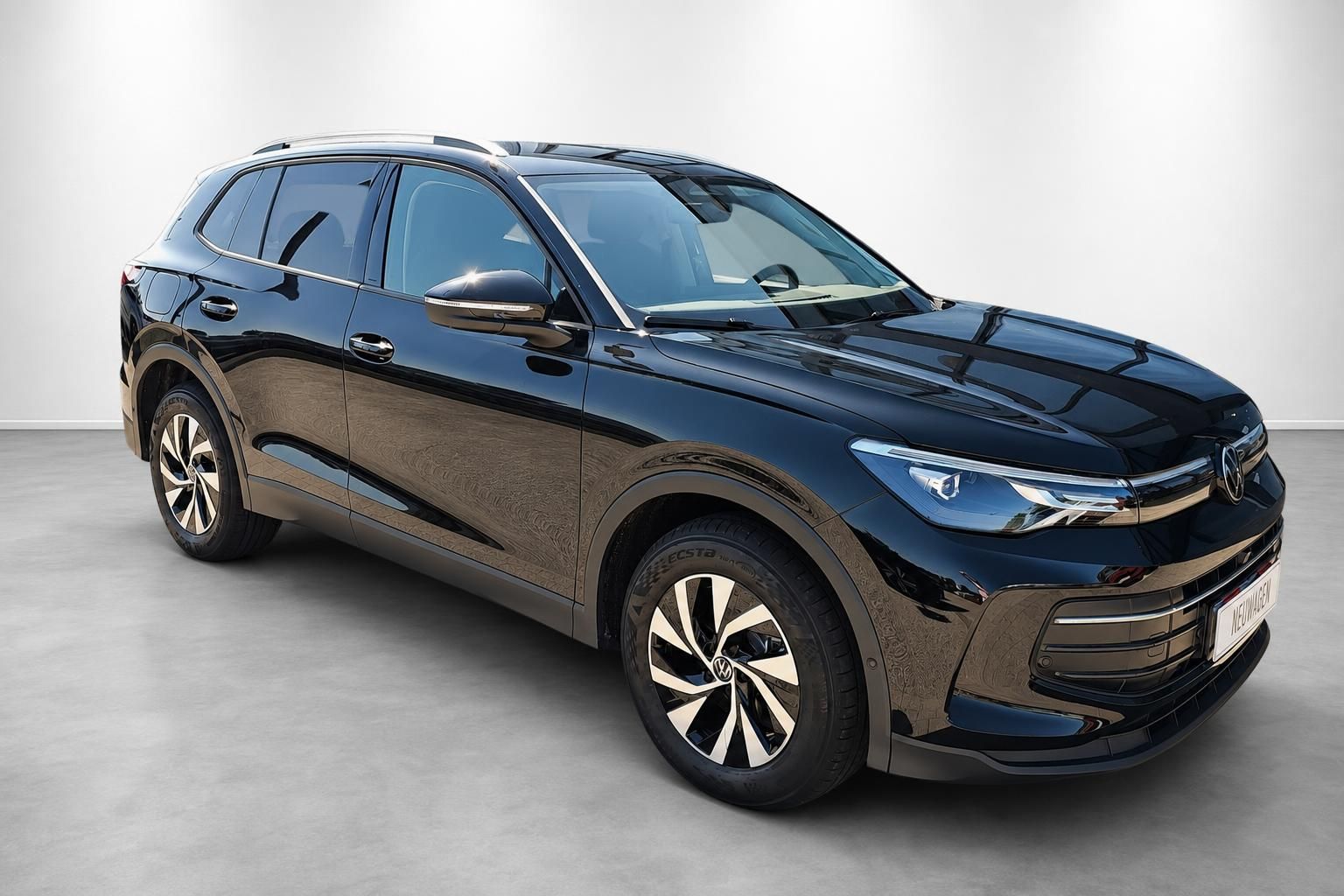 VW Tiguan schwarz SUV Halbseitenansicht Neuwagen