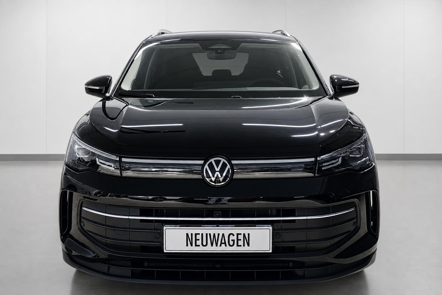 VW Tiguan schwarz Frontansicht Neuwagen im Studio