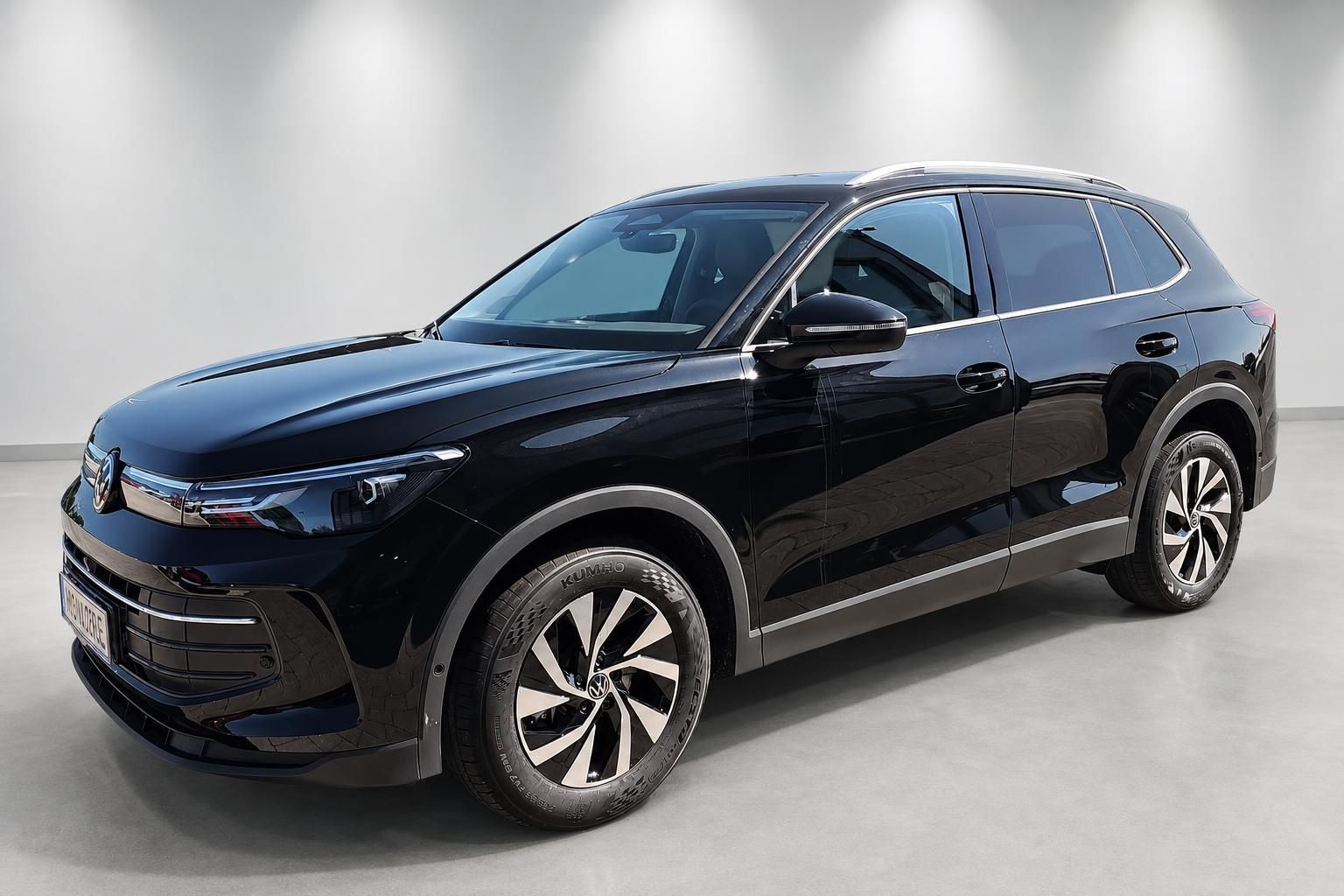 VW Tiguan schwarz Seitenansicht vorne SUV Studiofoto