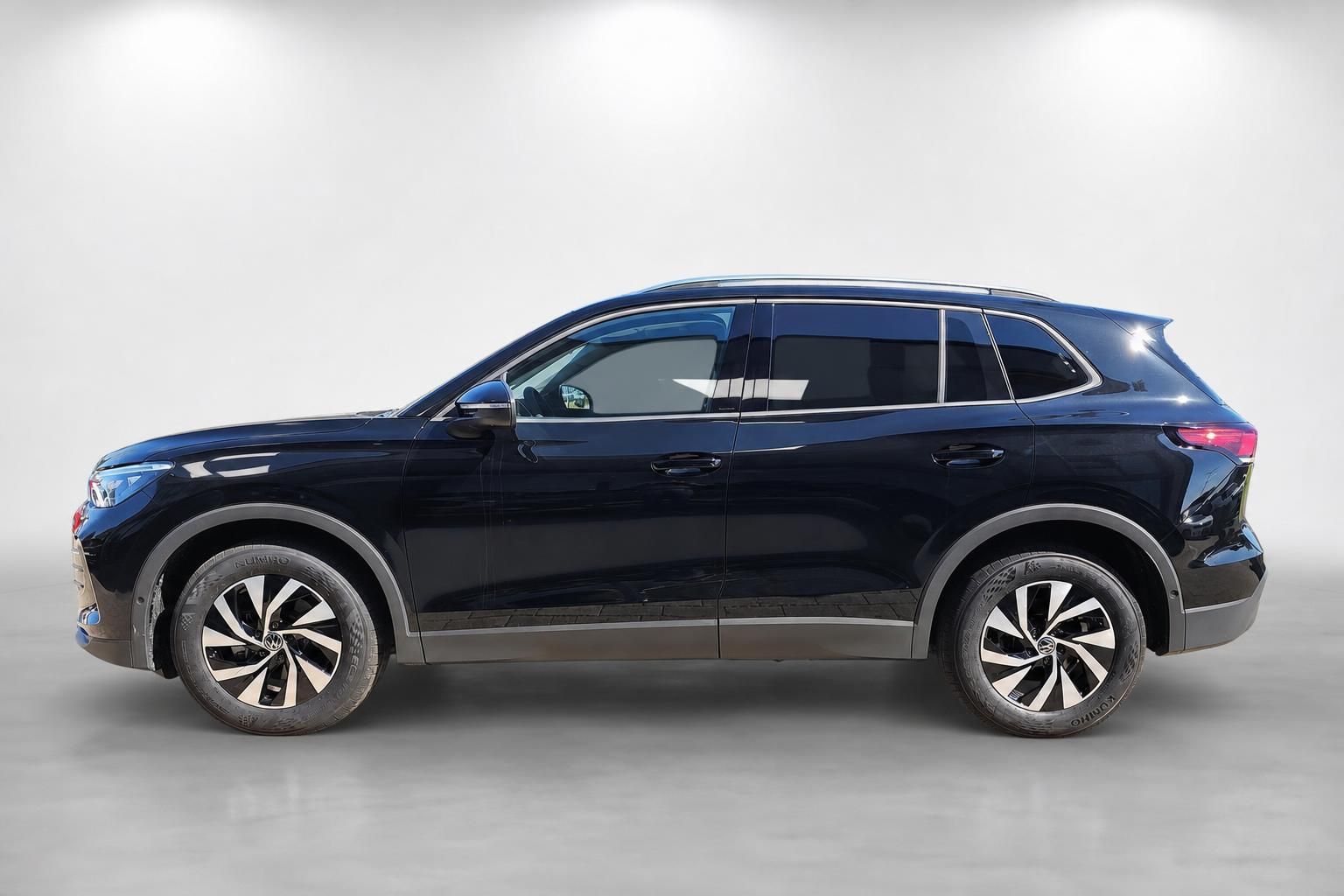 VW Tiguan schwarz Seitenansicht SUV komplett im Profil