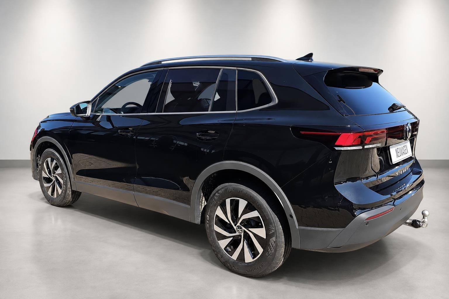 VW Tiguan schwarz Heckansicht SUV mit Anhaengerkupplung