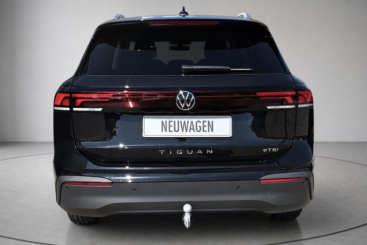 VW Tiguan eTSI schwarz Heckansicht mit Anhängerkupplung im Studio