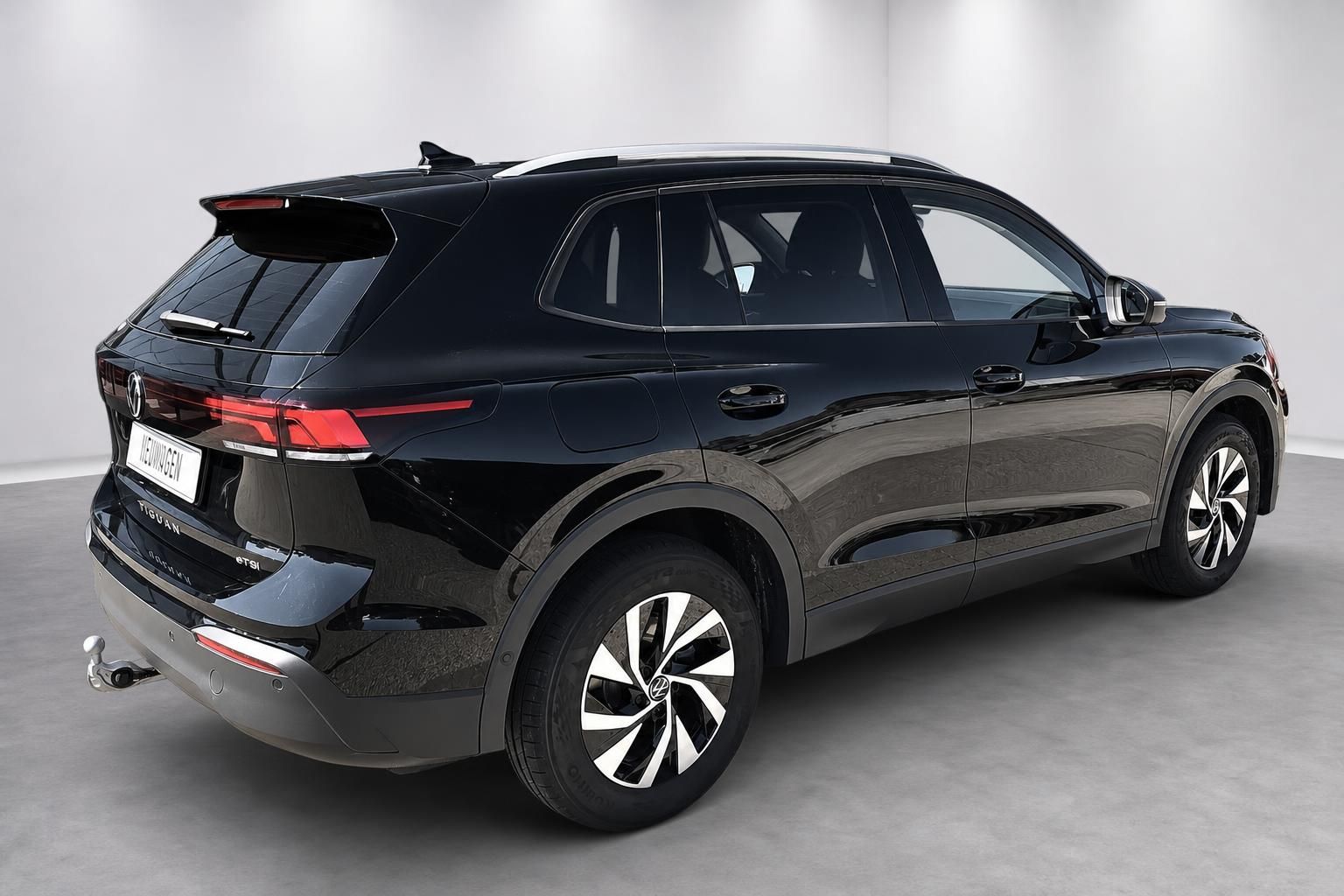 VW Tiguan eTSI schwarz Heck-Seitenansicht mit Anhängerkupplung