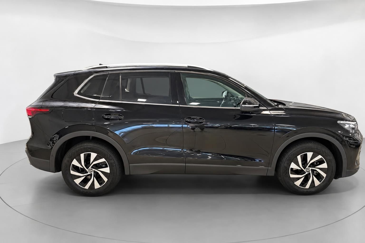 VW Tiguan schwarz Seitenansicht im Fotostudio