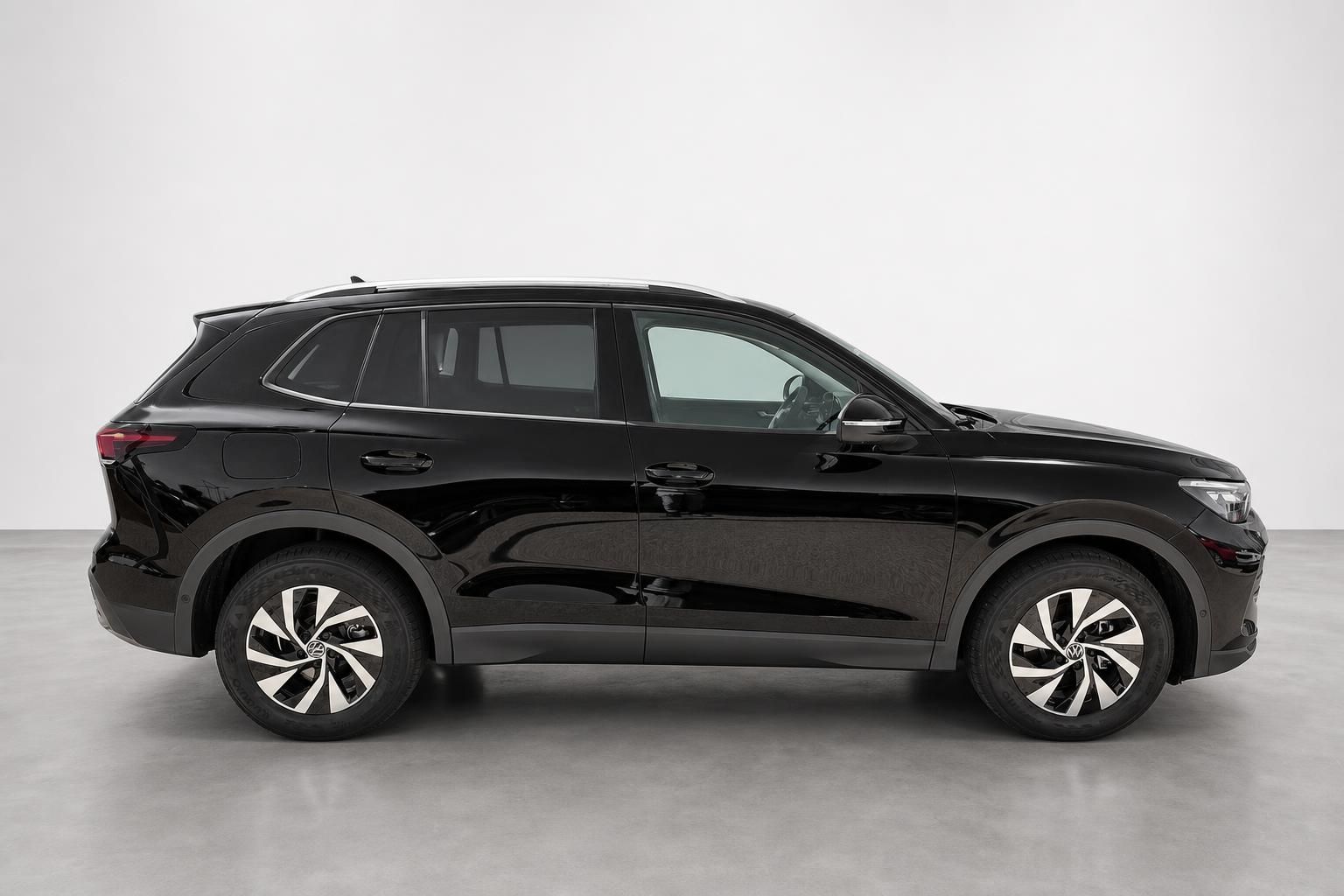 VW Tiguan schwarz Seitenansicht Studioaufnahme