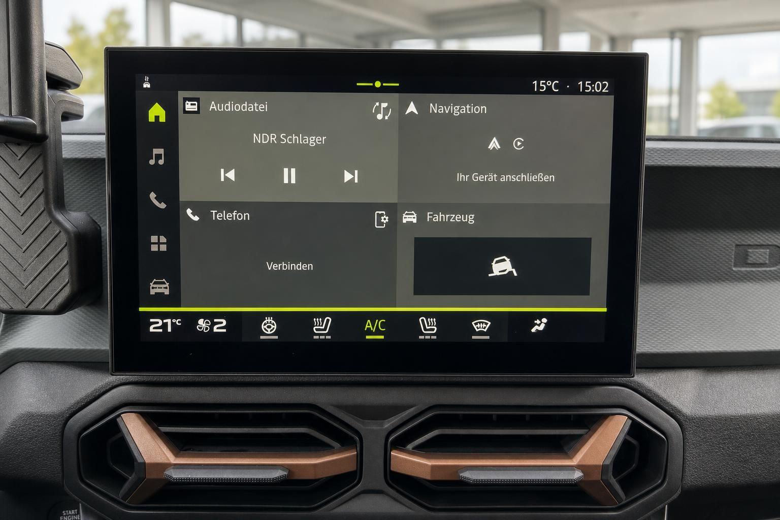 Modernes Infotainment-Display im Fahrzeug-Cockpit mit Navigation und Multimedia-Funktionen