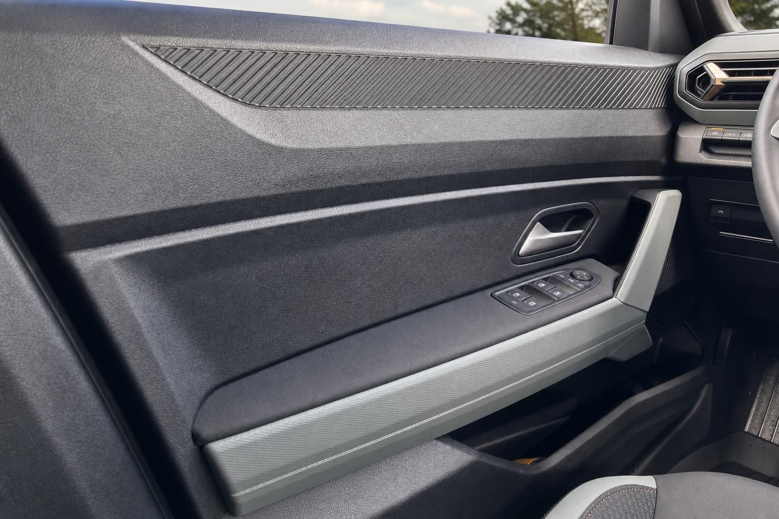 Fahrzeugtür innen mit elektrischen Fensterhebern, Türgriff und modernem Design in grau