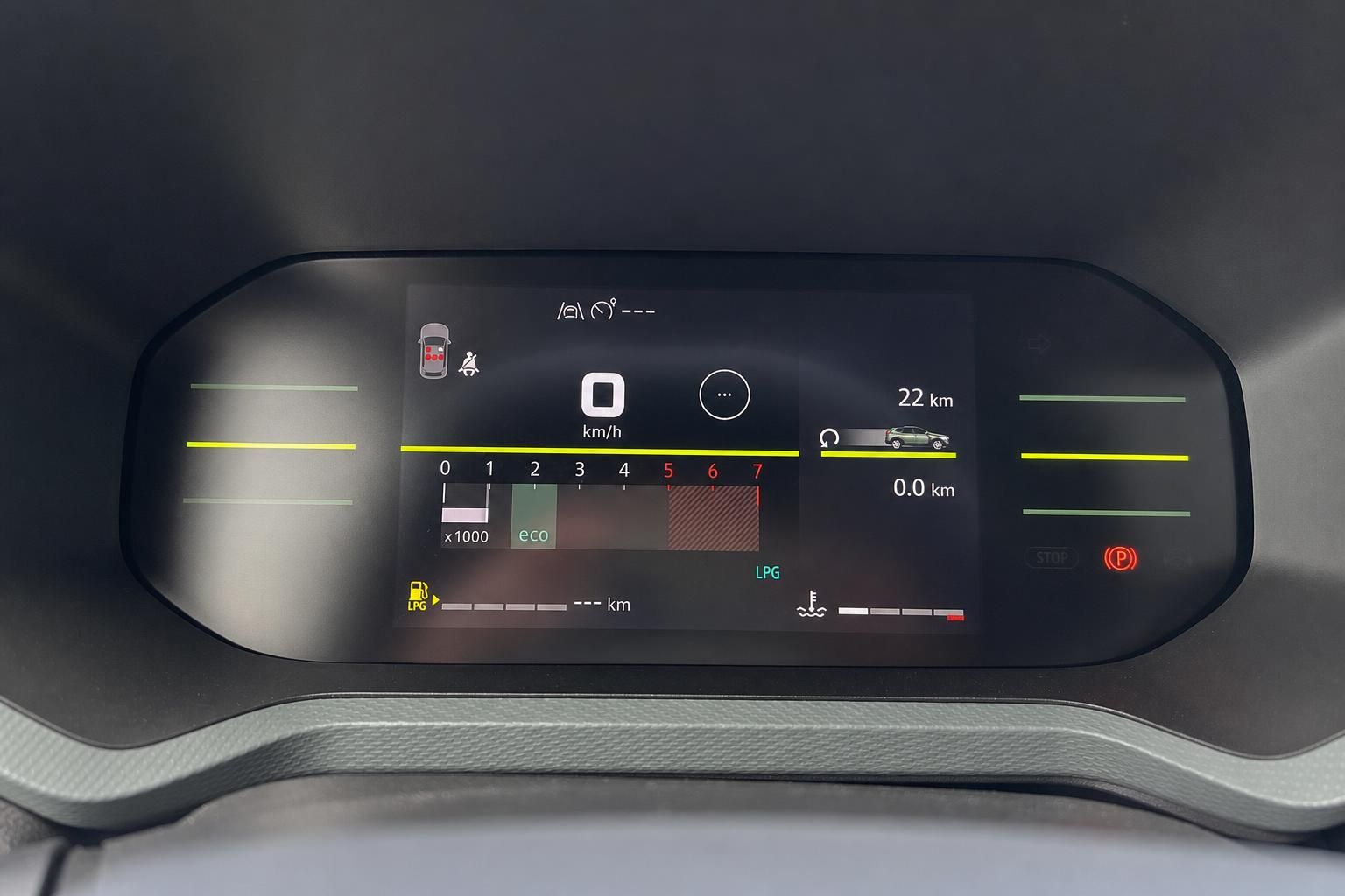 Digitales Armaturenbrett Auto mit Tacho, Reichweitenanzeige und modernen Fahrzeugfunktionen