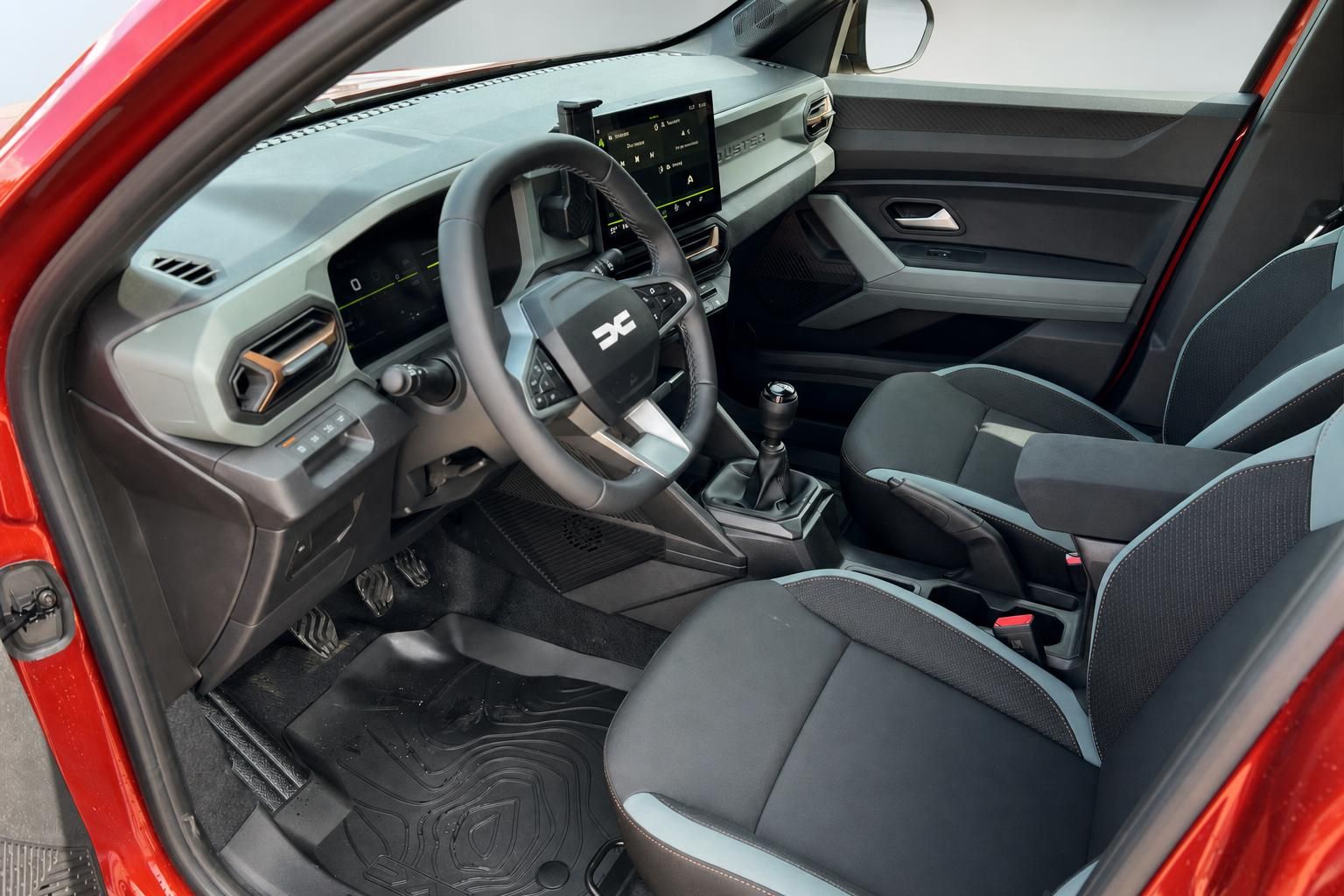 Dacia Cockpit mit Lenkrad, Display und Schaltgetriebe