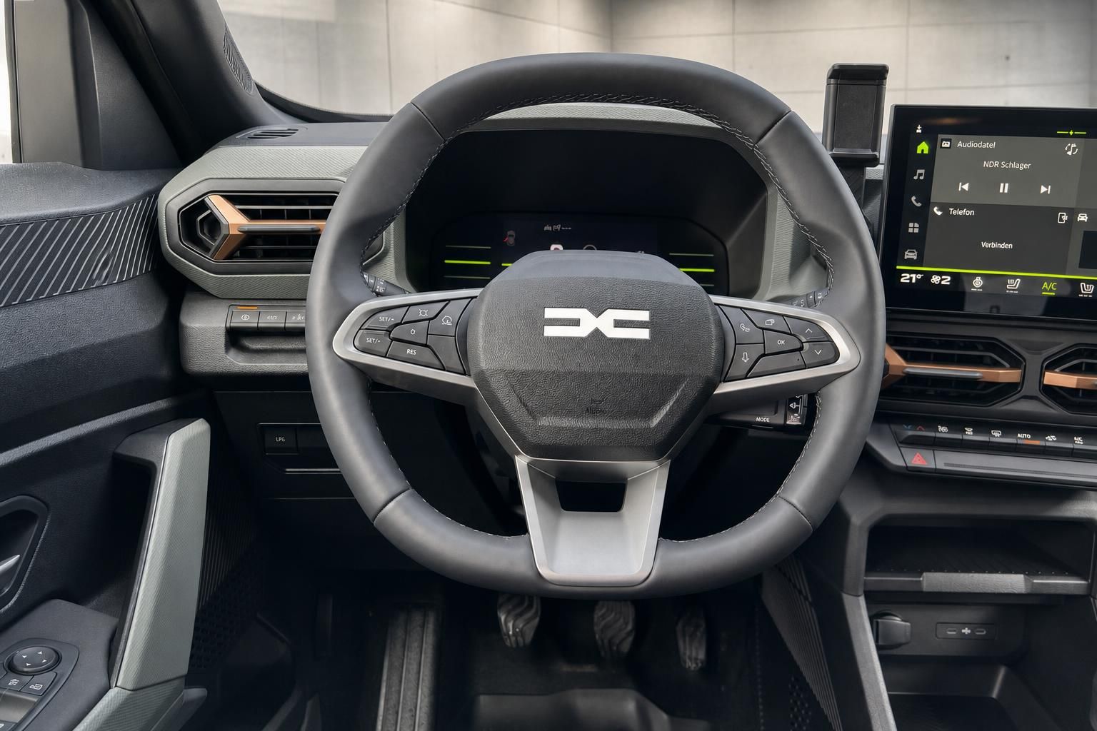 Innenraum Auto mit digitalem Cockpit, Lenkrad und Infotainment-Display - moderne Fahrzeugausstattung