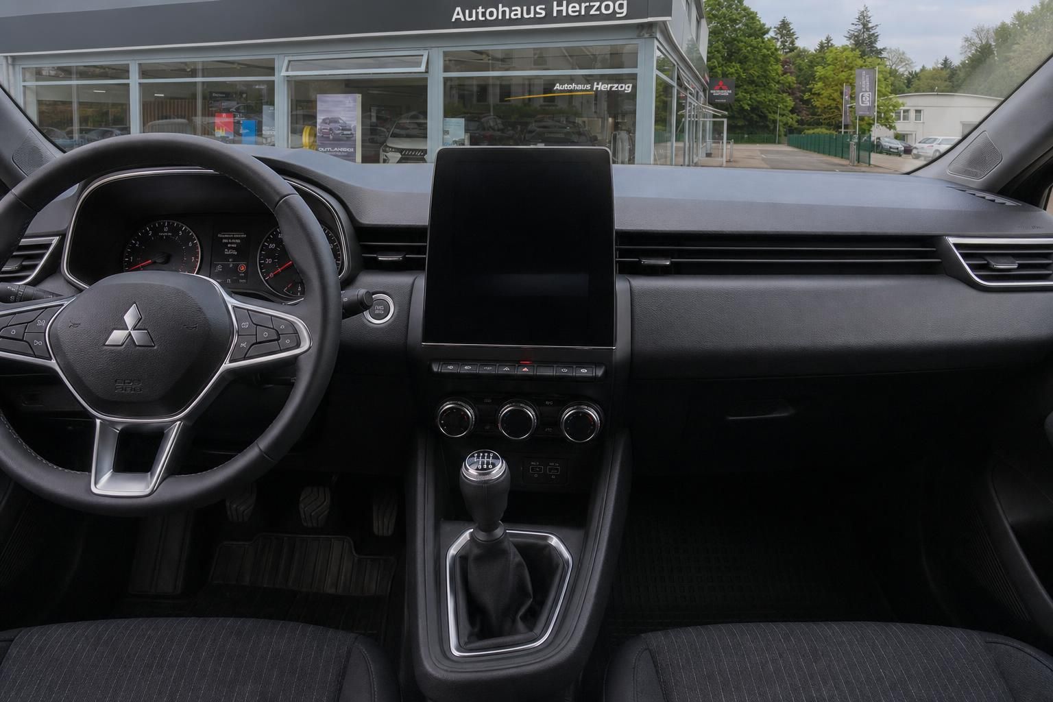 Armaturenbrett mit Touchscreen und Schaltknauf - modernes Cockpit-Design im Fahrzeuginneren
