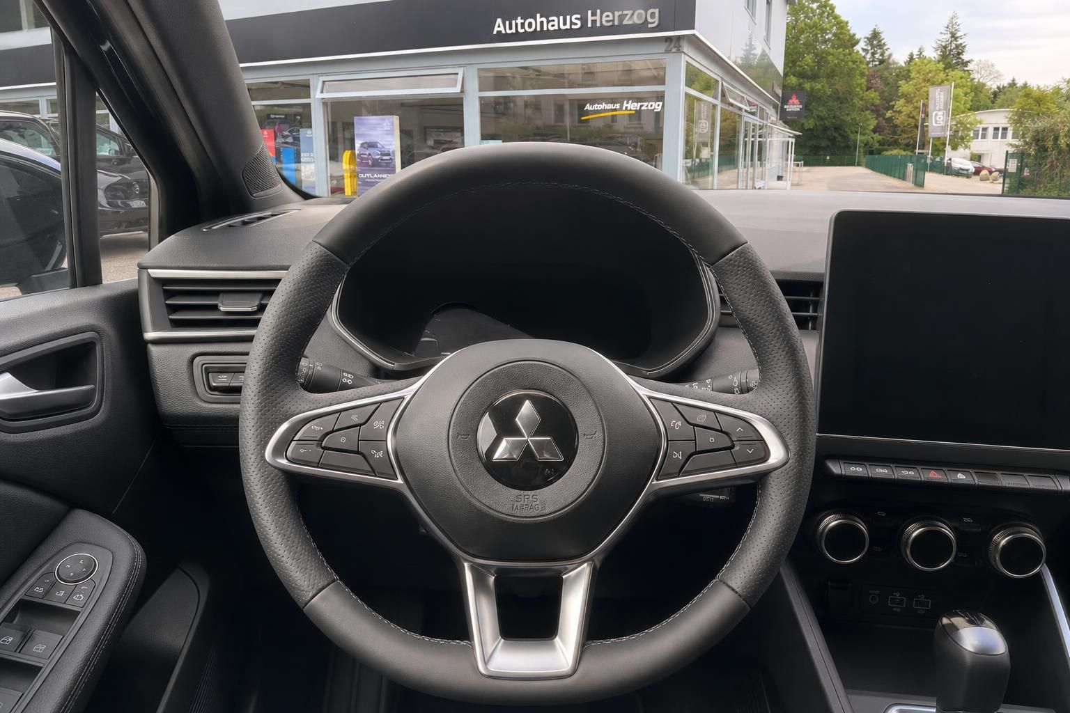 Mitsubishi Lenkrad mit Bedienungselementen und Cockpit - Innenraumdetail