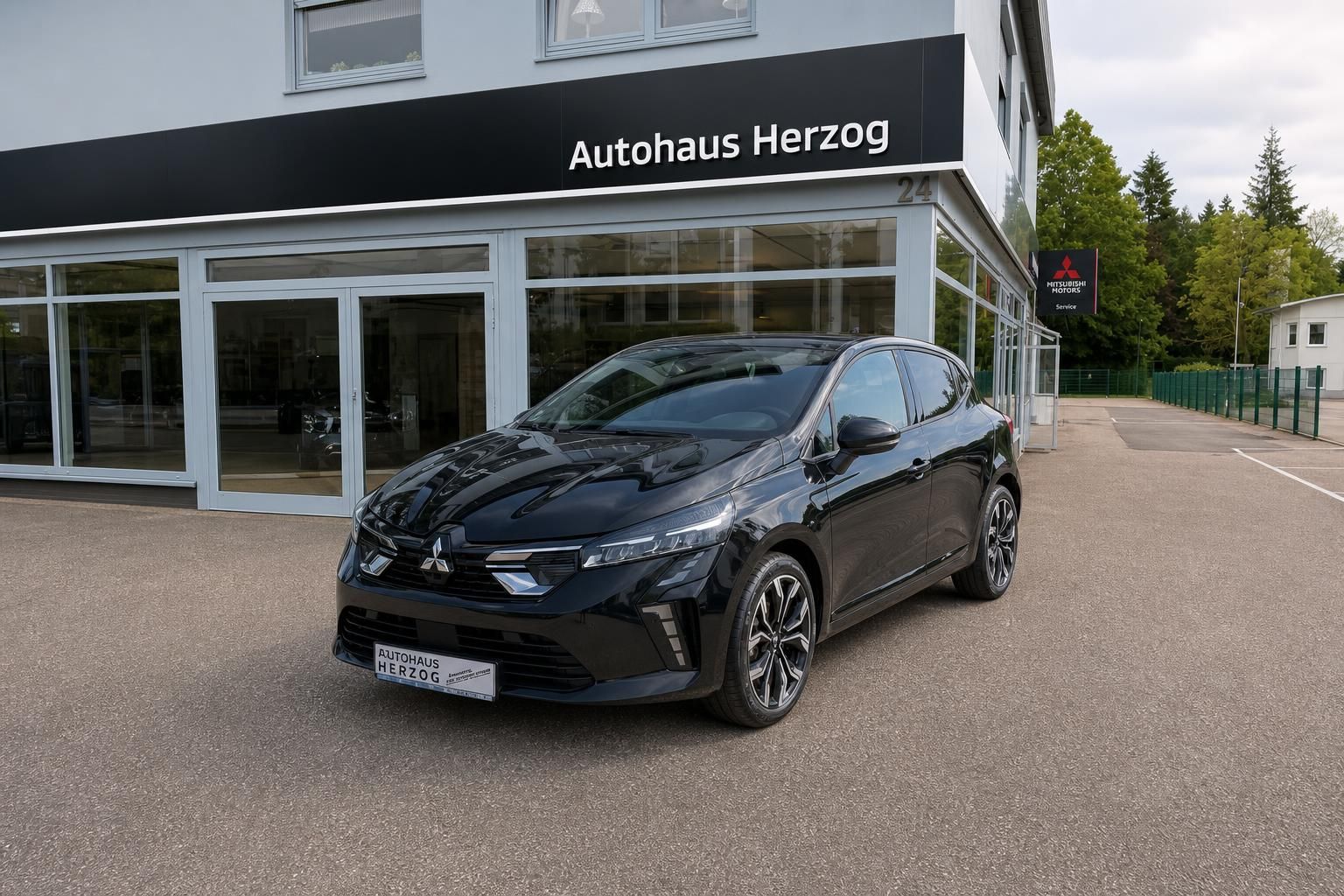 Mitsubishi Colt schwarz Frontansicht - Moderne Kompaktlimousine mit LED-Scheinwerfern vor Autohaus