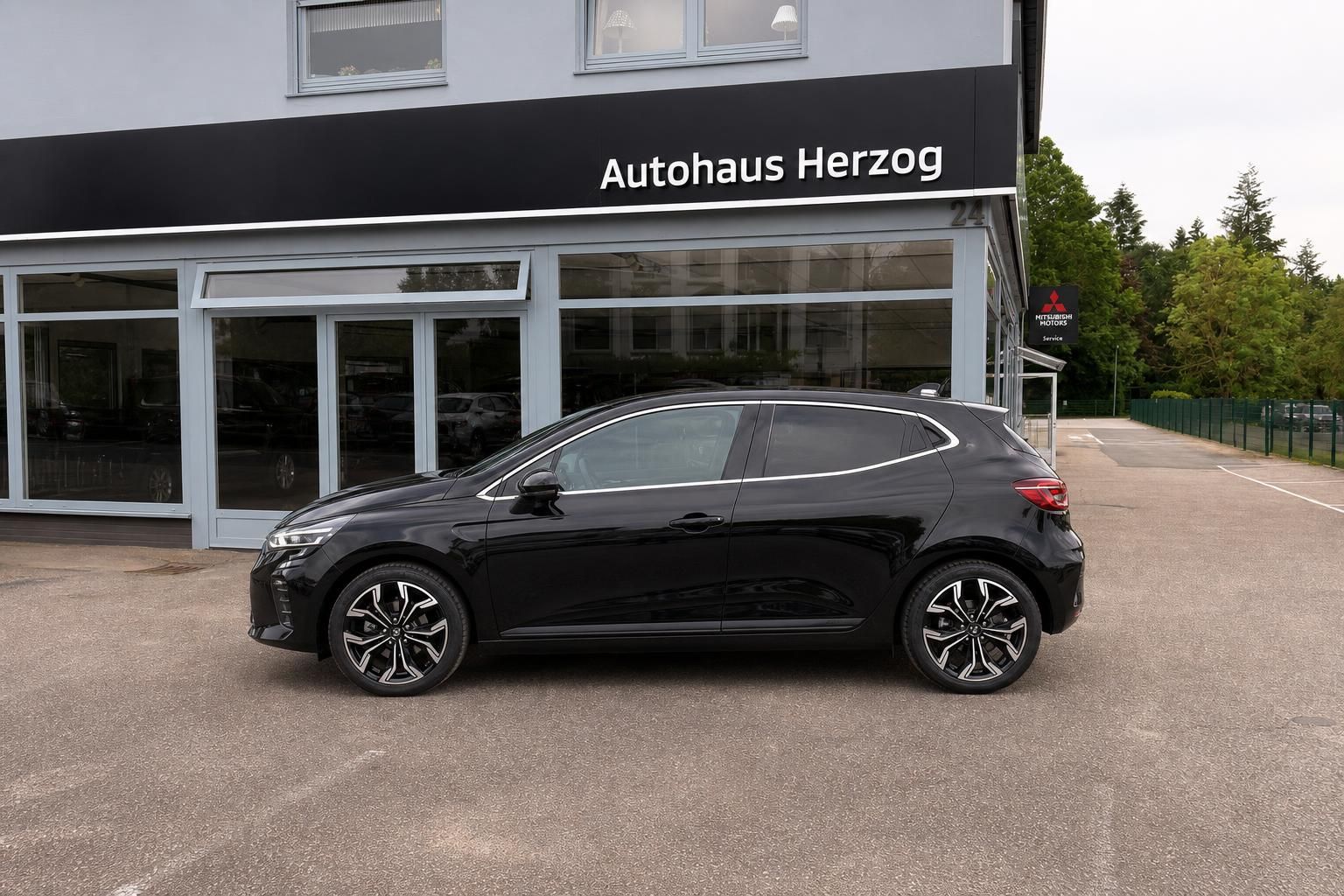 Mitsubishi Colt schwarz Seitenansicht - Kompakter Kleinwagen mit modernem Design und Alufelgen