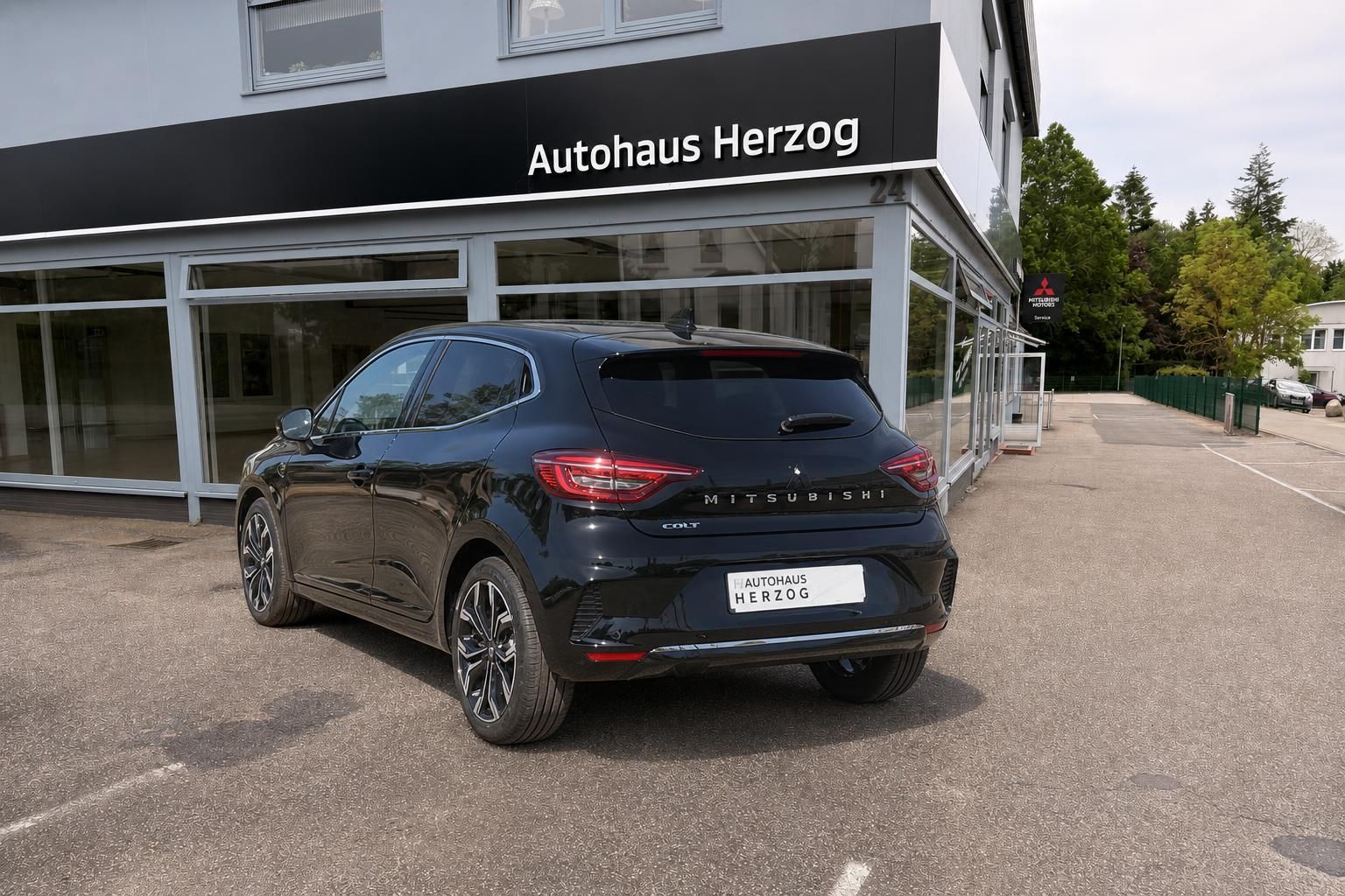 Mitsubishi Colt schwarz Heck-Seitenansicht - Kompaktfahrzeug mit Autohaus Herzog Händlerkennzeichen