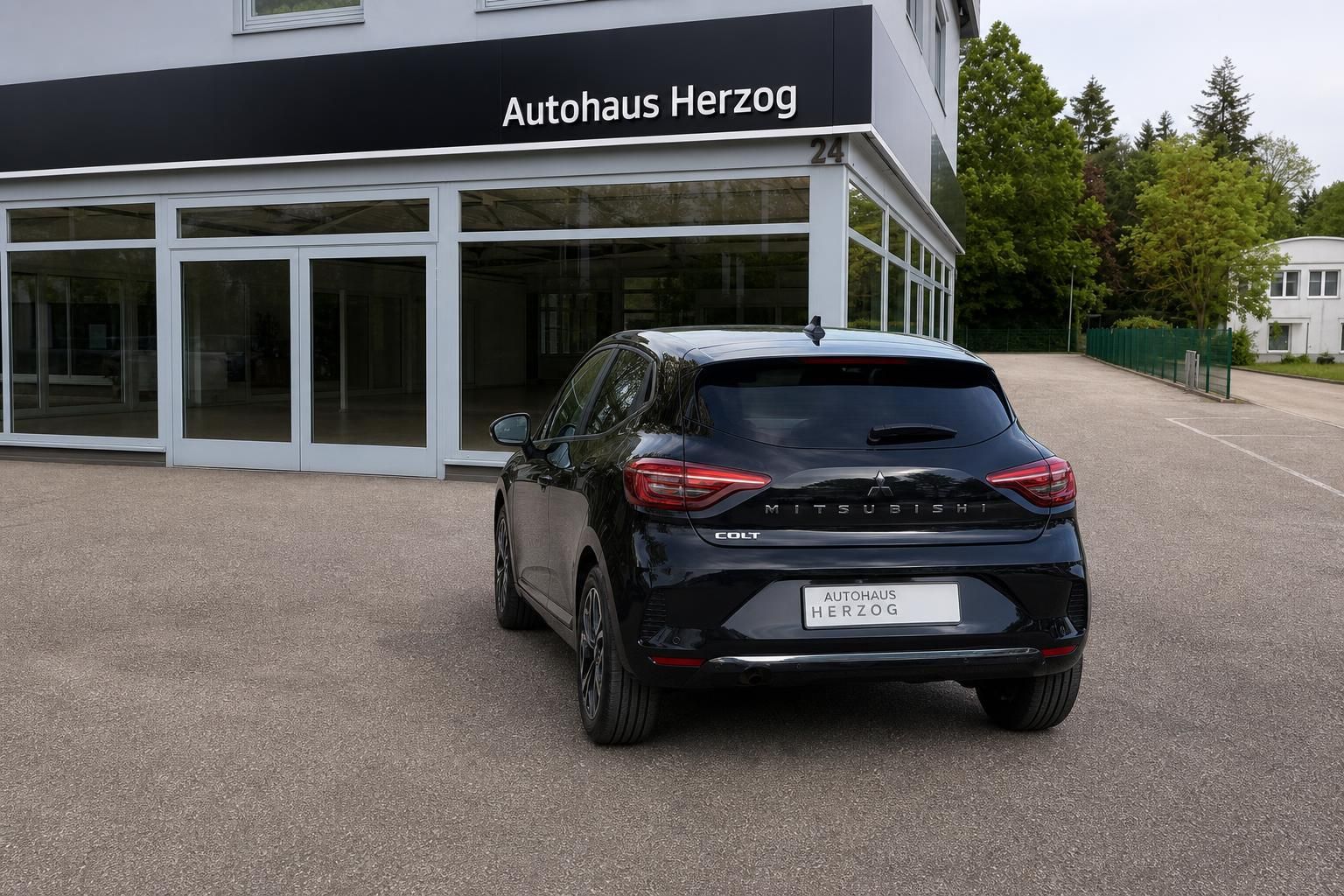 Mitsubishi Colt schwarz Heckansicht schräg - Kleinwagen mit Autohaus Herzog Händlerkennzeichen