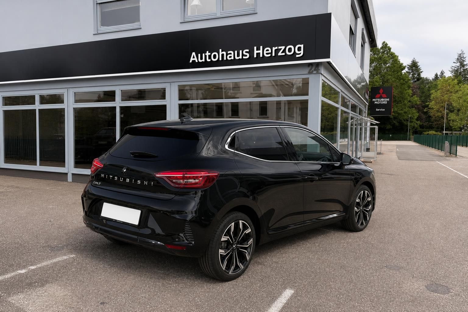 Mitsubishi Colt schwarz Heckansicht vor Autohaus Herzog - Kompaktwagen mit Alufelgen
