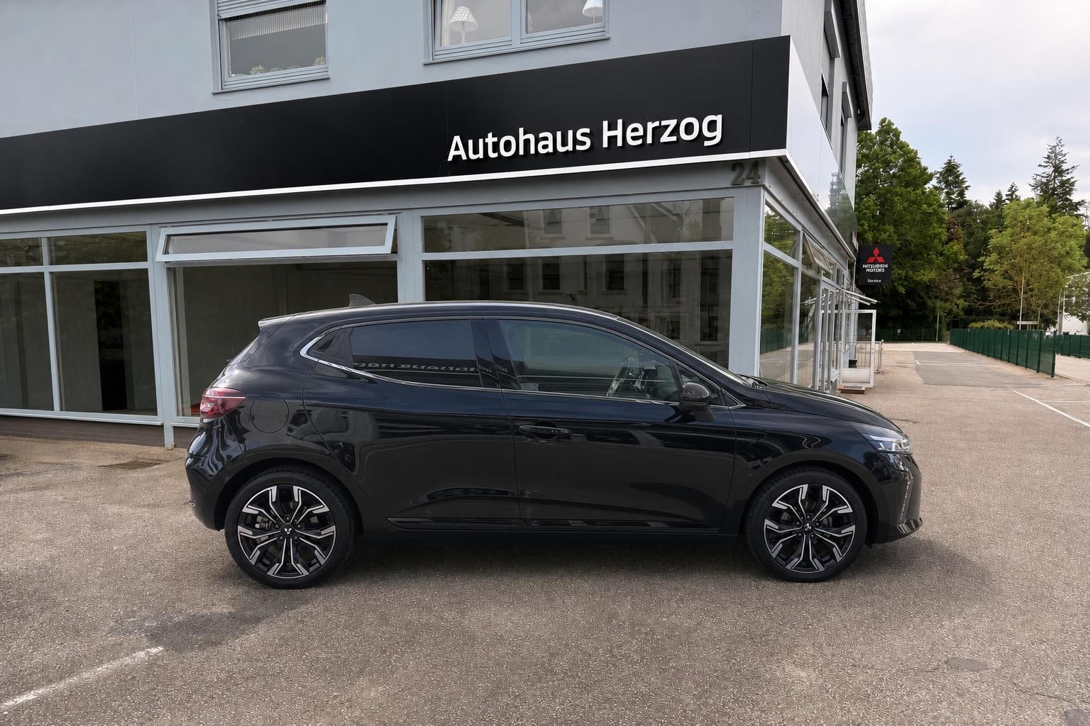 Schwarzer Kleinwagen Seitenansicht vor Autohaus Herzog - modernes Design mit Leichtmetallfelgen
