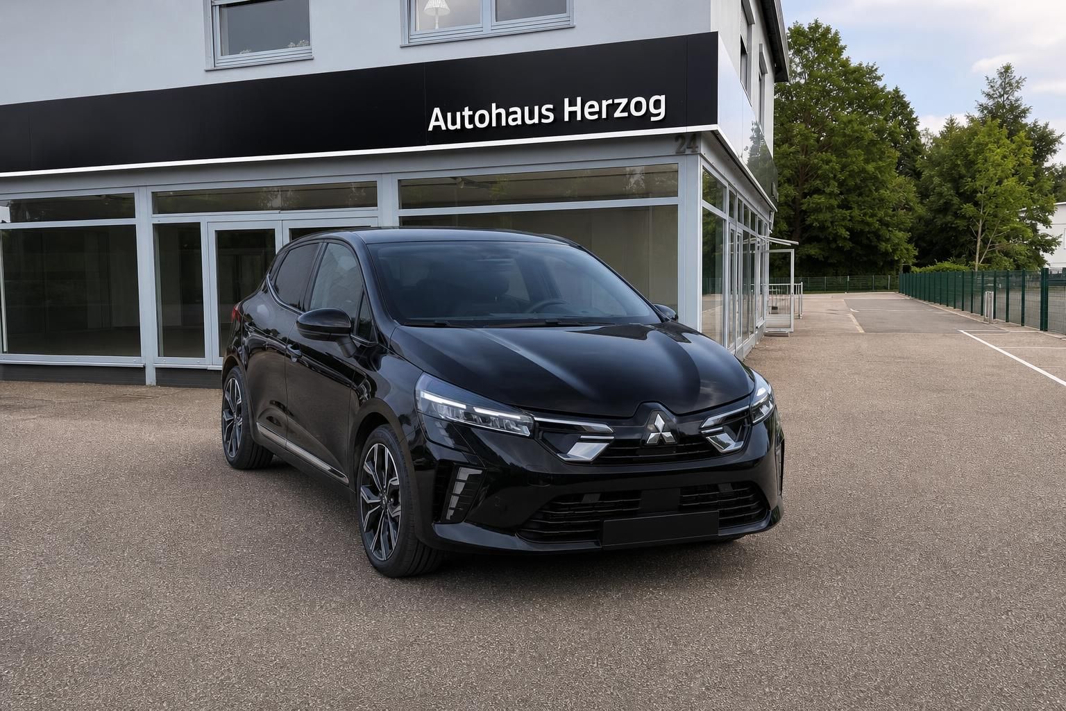 Schwarzer PKW Frontansicht vor Mitsubishi Autohaus - moderne Limousine mit LED-Scheinwerfern