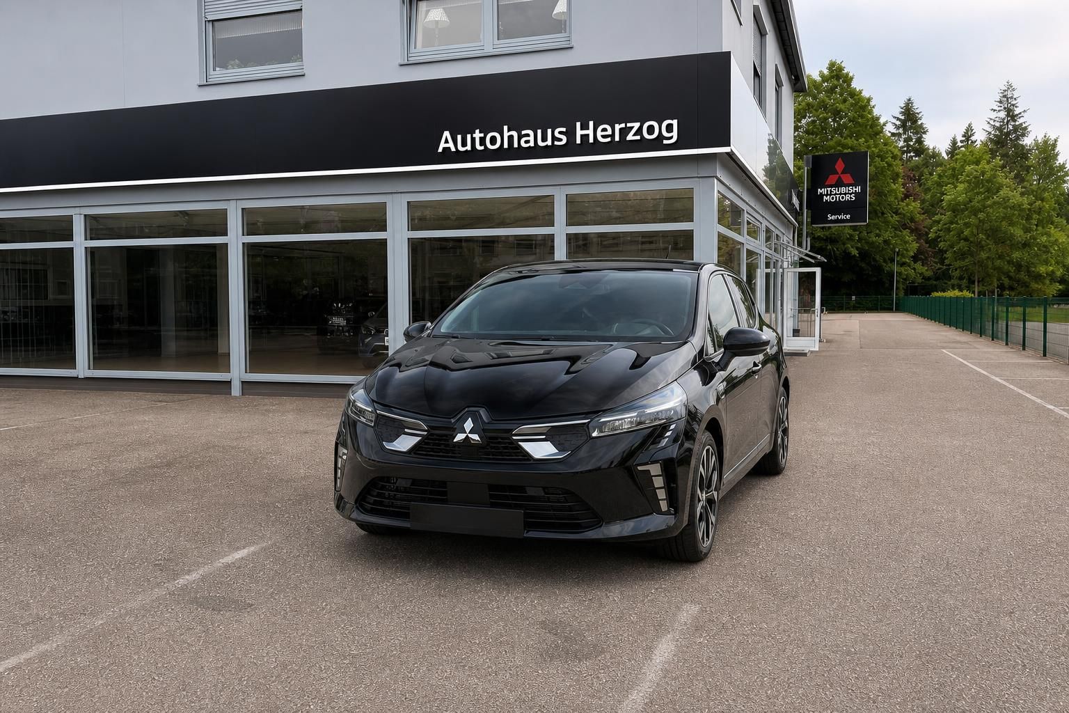 Schwarzer Mitsubishi Frontansicht vor Autohaus - elegante Limousine mit sportlichem Design