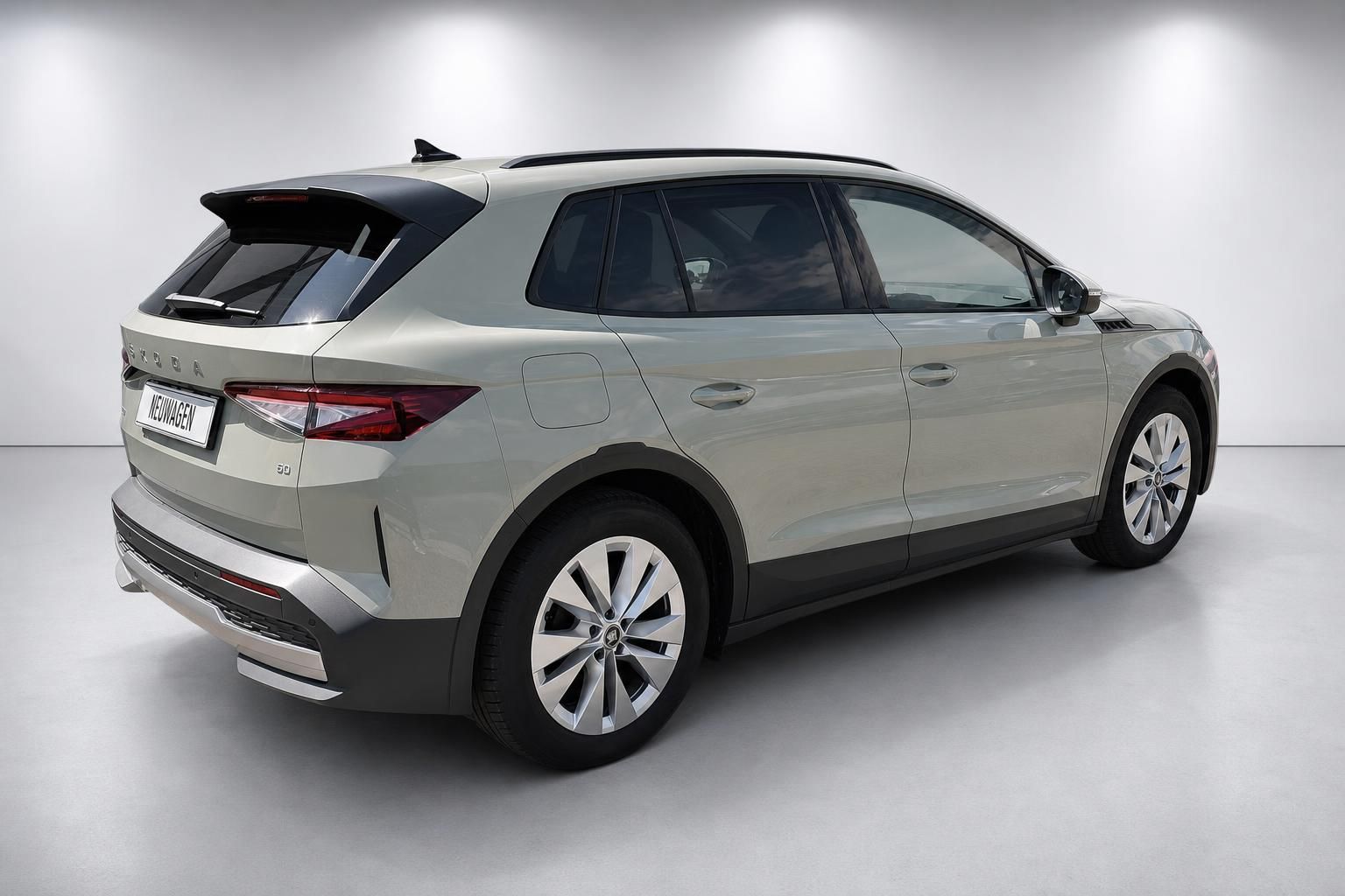 Skoda Elroq SUV Neuwagen, Heckansicht in Studioumgebung