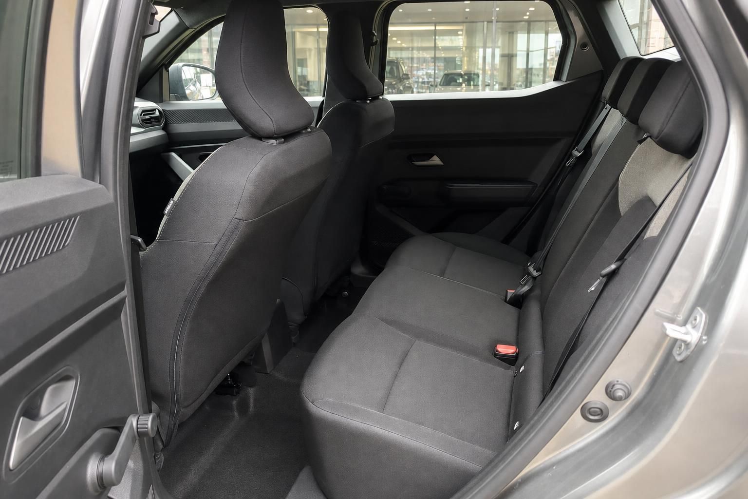 Dacia SUV Innenraum Rücksitz Fond grau Polster