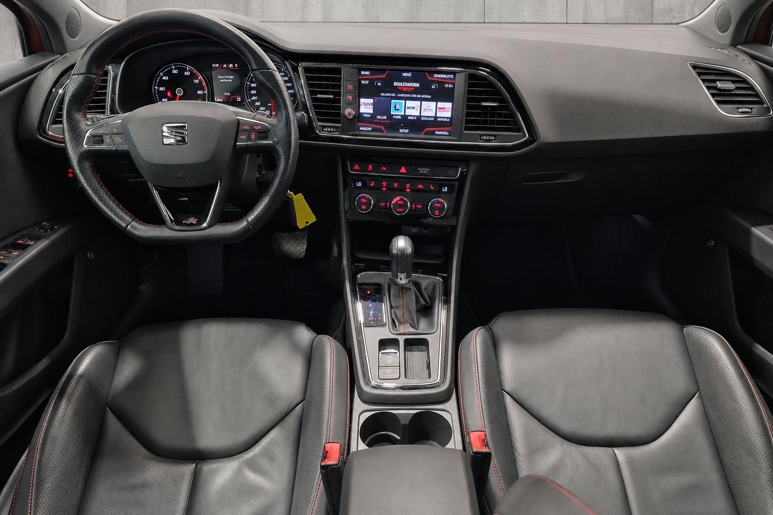 SEAT Leon FR Cockpit mit Lenkrad, Touchscreen und Mittelkonsole