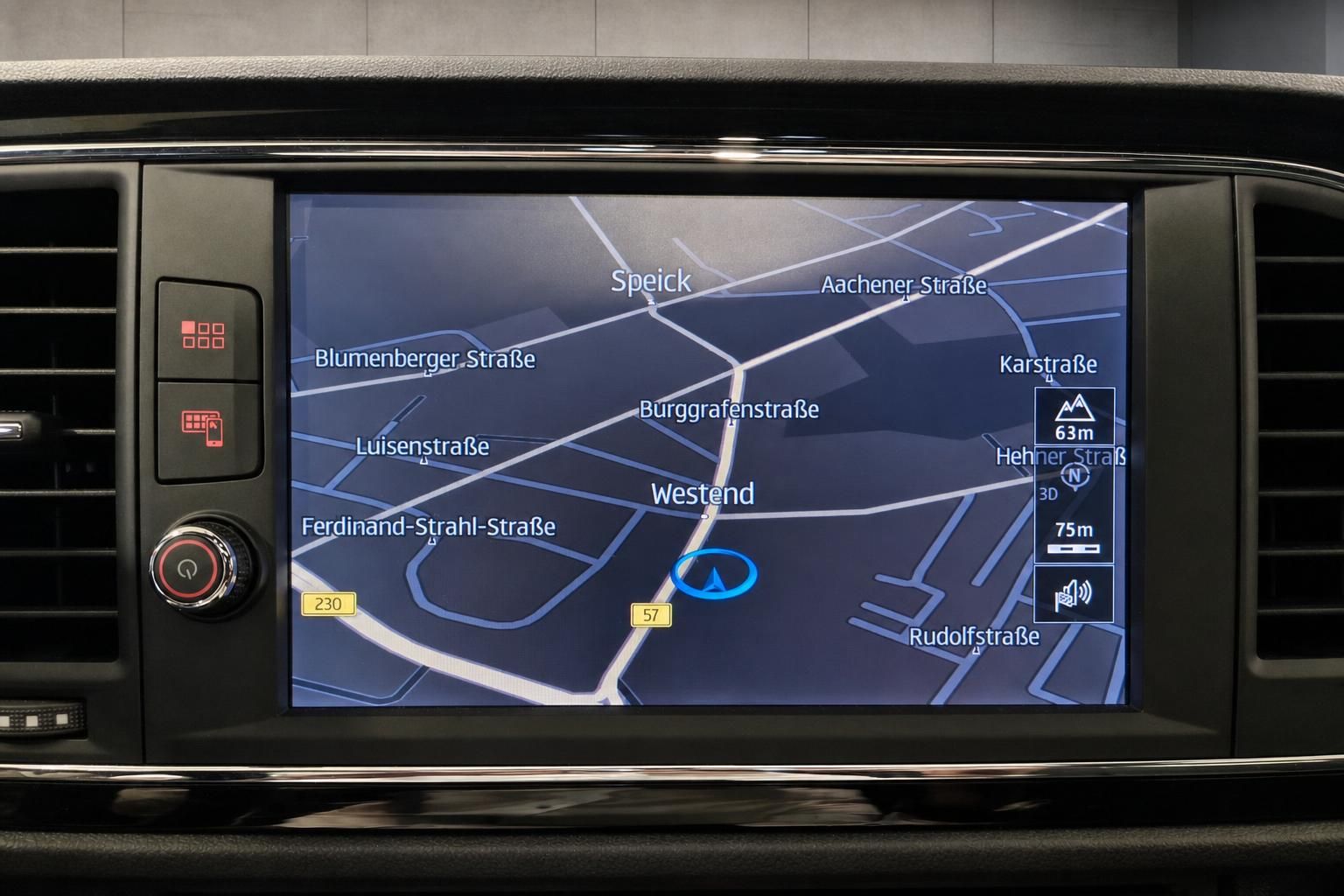 Navigationssystem mit Kartenansicht im Infotainment-Display des Fahrzeugs