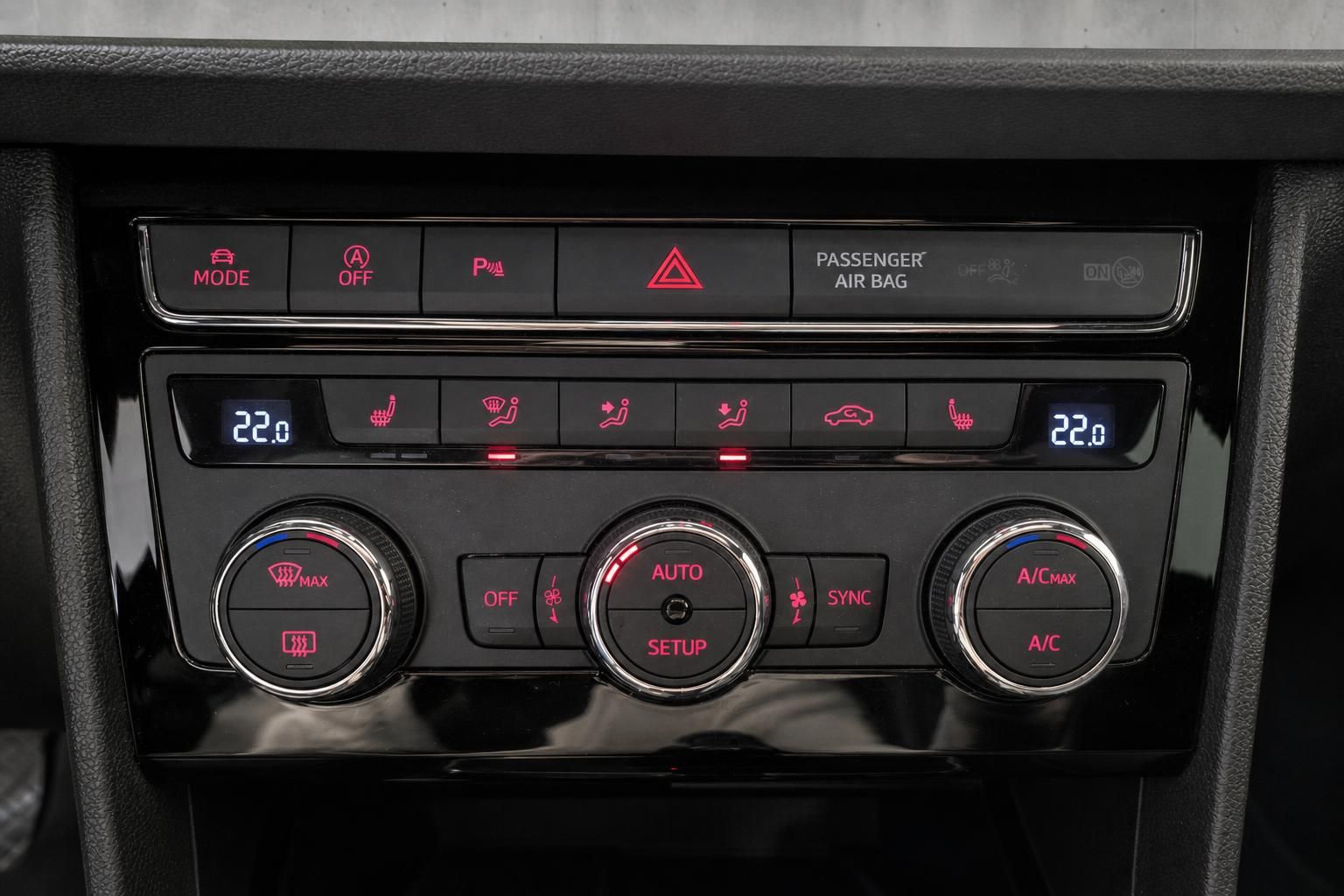 Klimaautomatik und Bedienelemente in der Mittelkonsole des Fahrzeugs