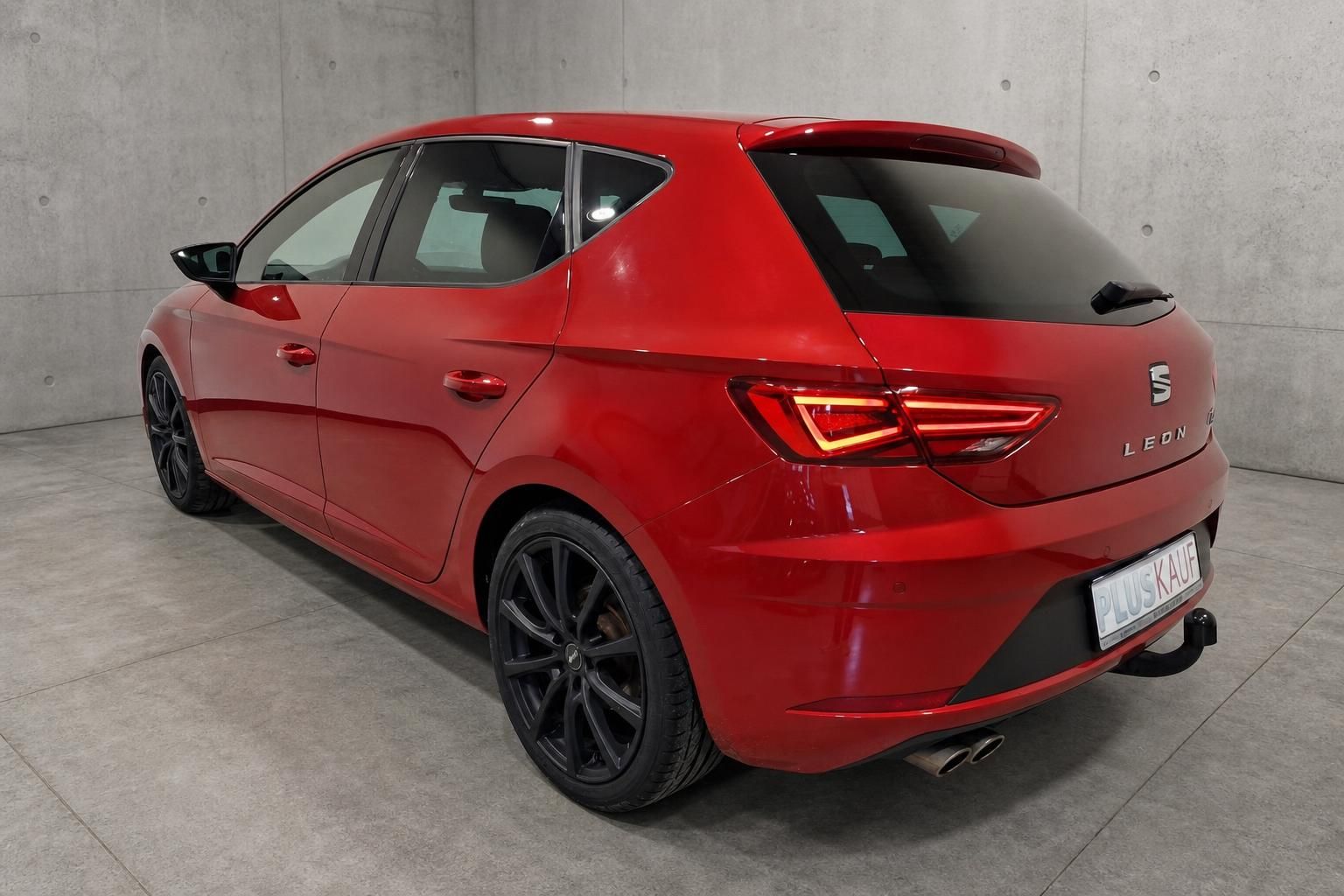 SEAT Leon FR in Rot, Seiten-Heckansicht mit Sportauspuff