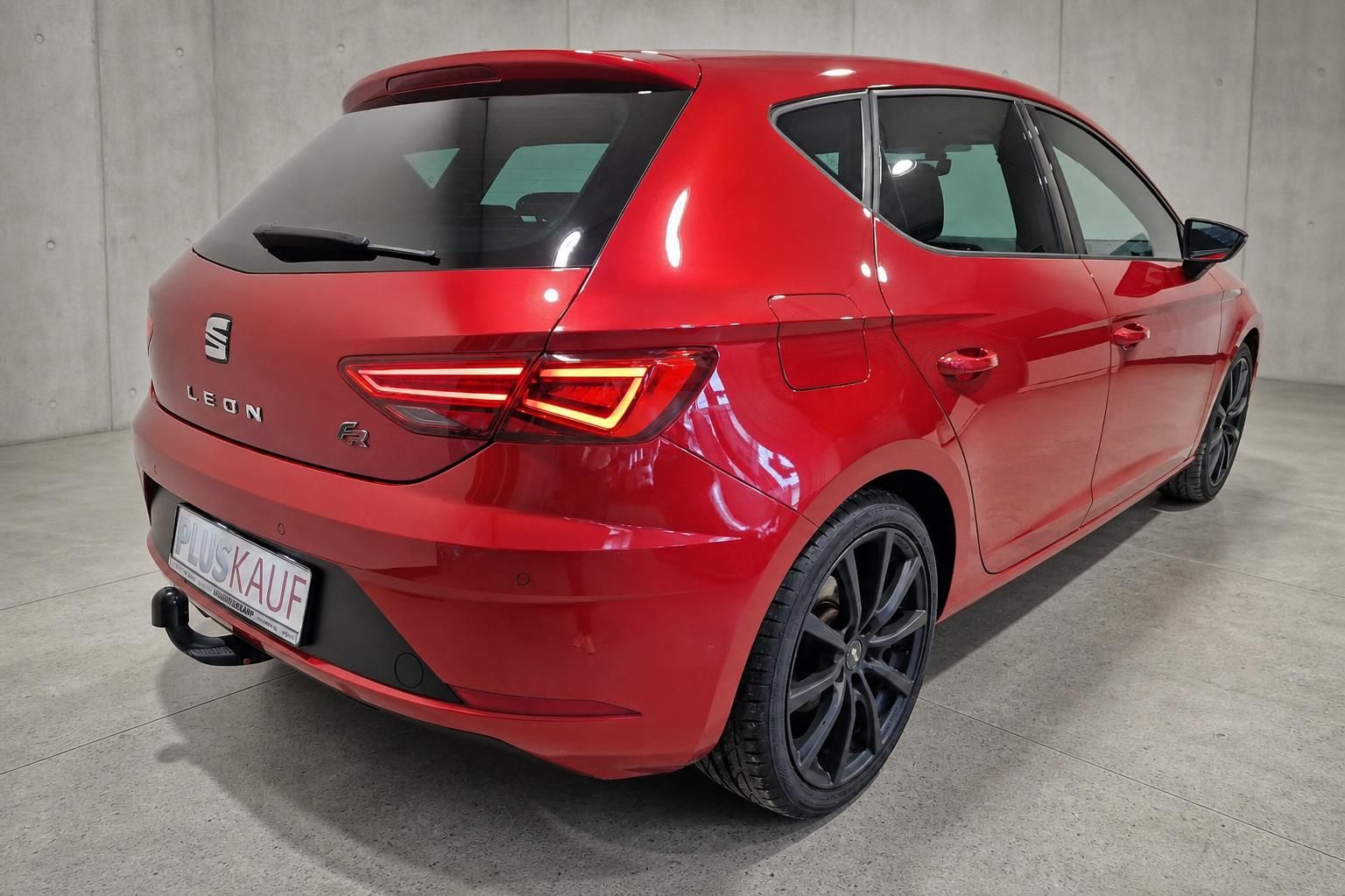 SEAT Leon FR in Rot, Heckansicht mit Anhängerkupplung