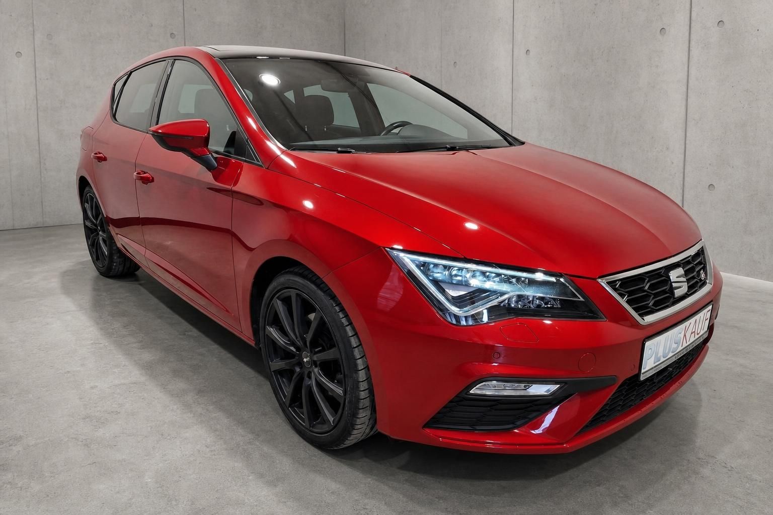 SEAT Leon FR rot, Frontansicht mit schwarzen Alufelgen