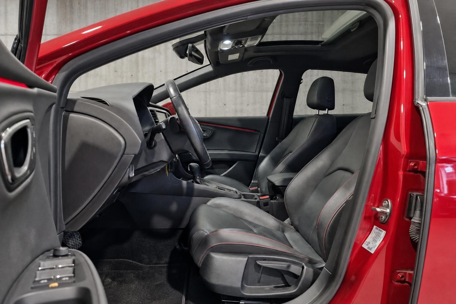 SEAT Leon Innenraum mit schwarzen Sportsitzen und Panoramadach