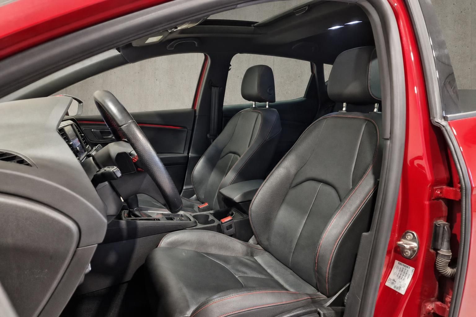 SEAT Leon FR Innenraum mit schwarzen Sportsitzen und roten Ziernähten
