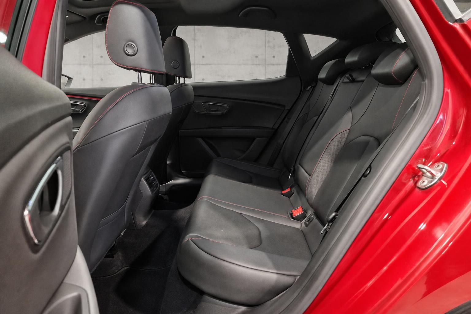 SEAT Leon FR Rücksitze mit schwarzem Lederbezug und roten Kontrastnähten