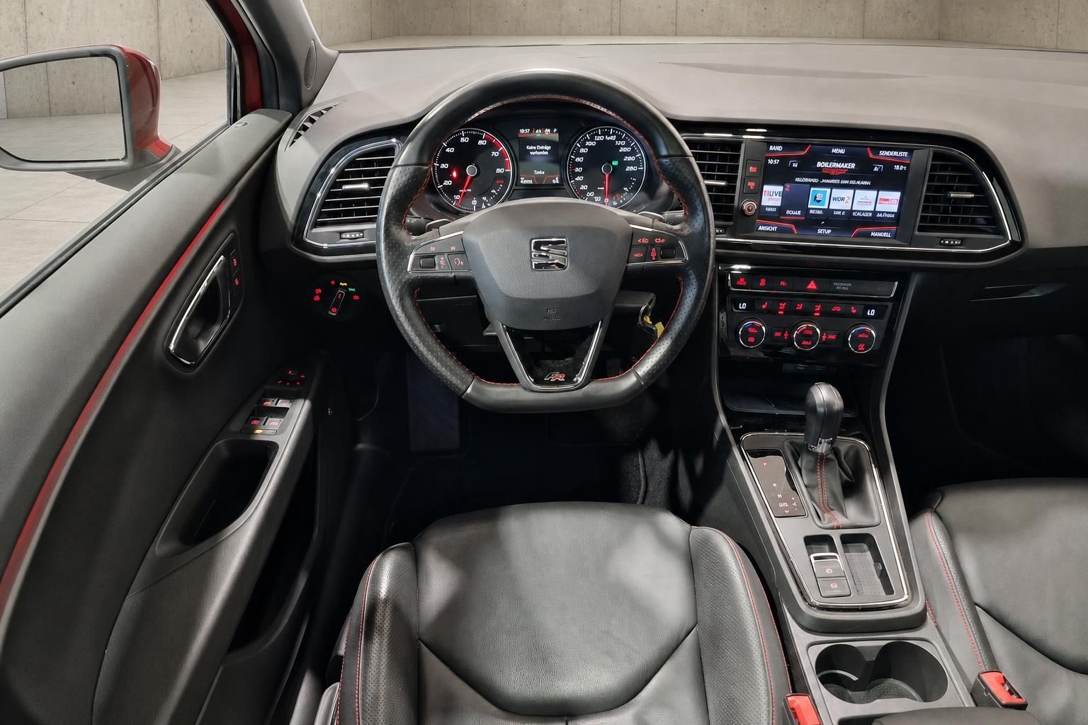 SEAT Leon FR Fahrerbereich mit Lenkrad, Display und Schaltknauf