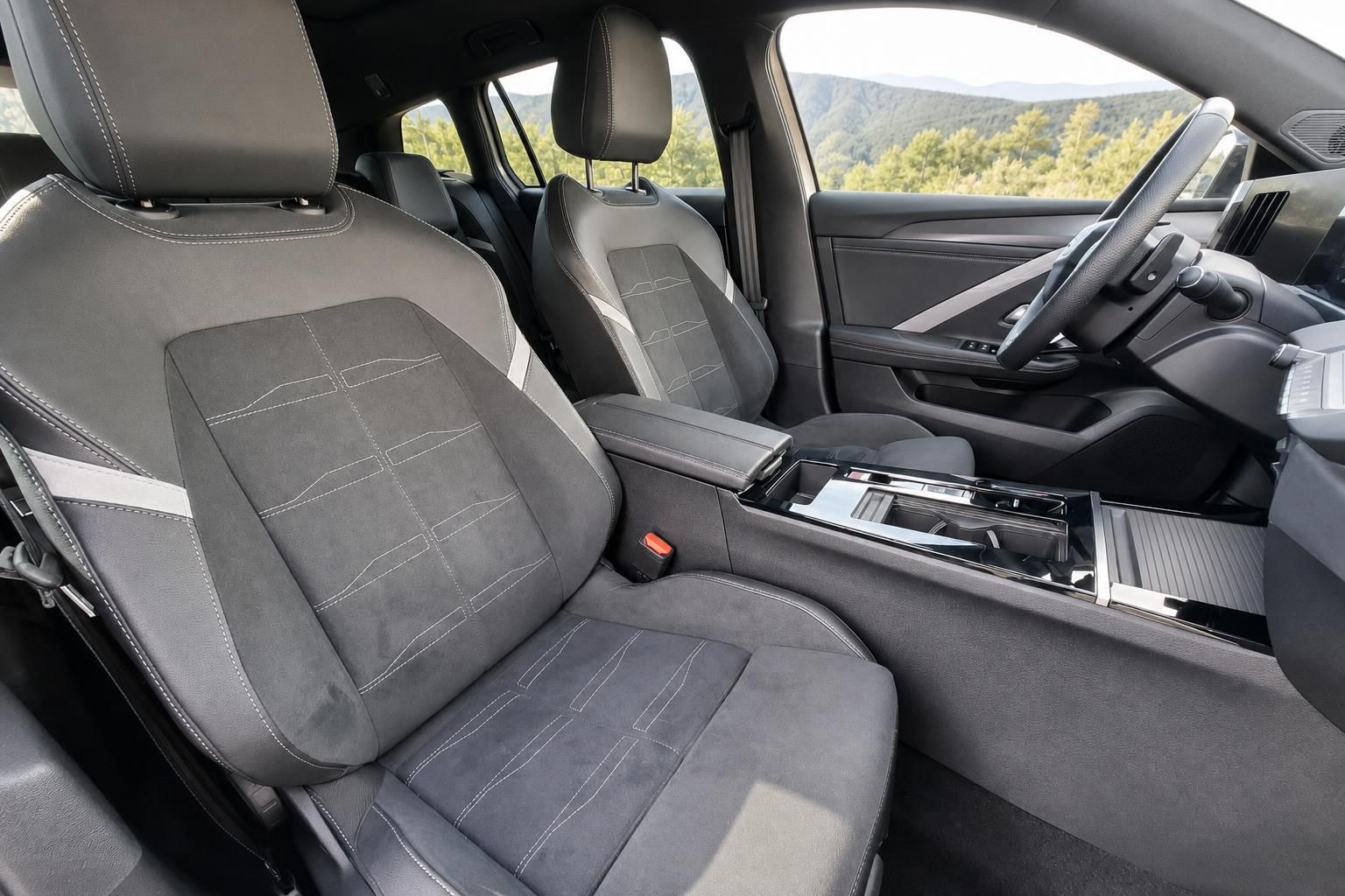 Fahrzeug Innenraum mit grauen Sitzen und moderner Ausstattung