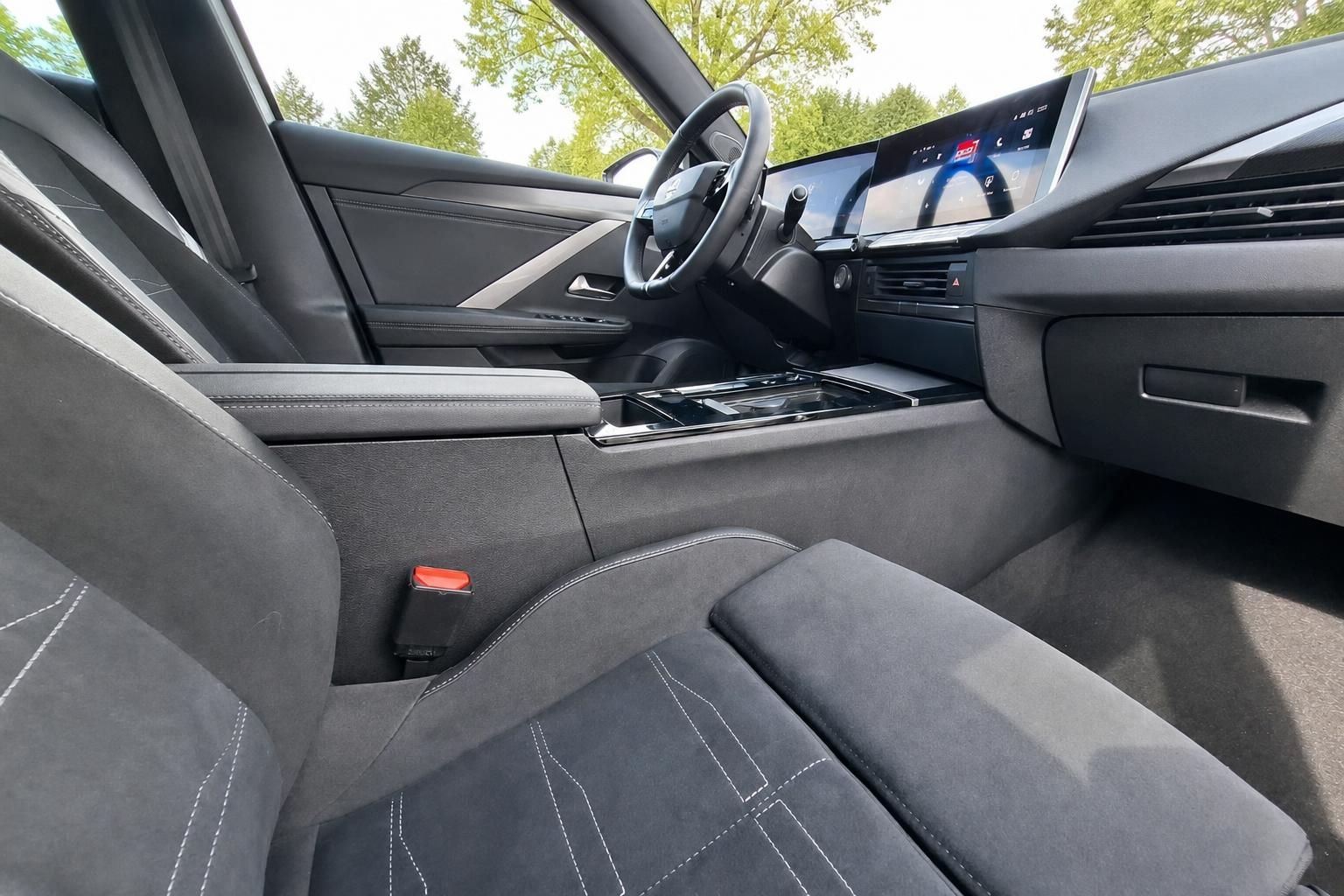 Auto Cockpit mit digitalem Display und grauer Innenausstattung
