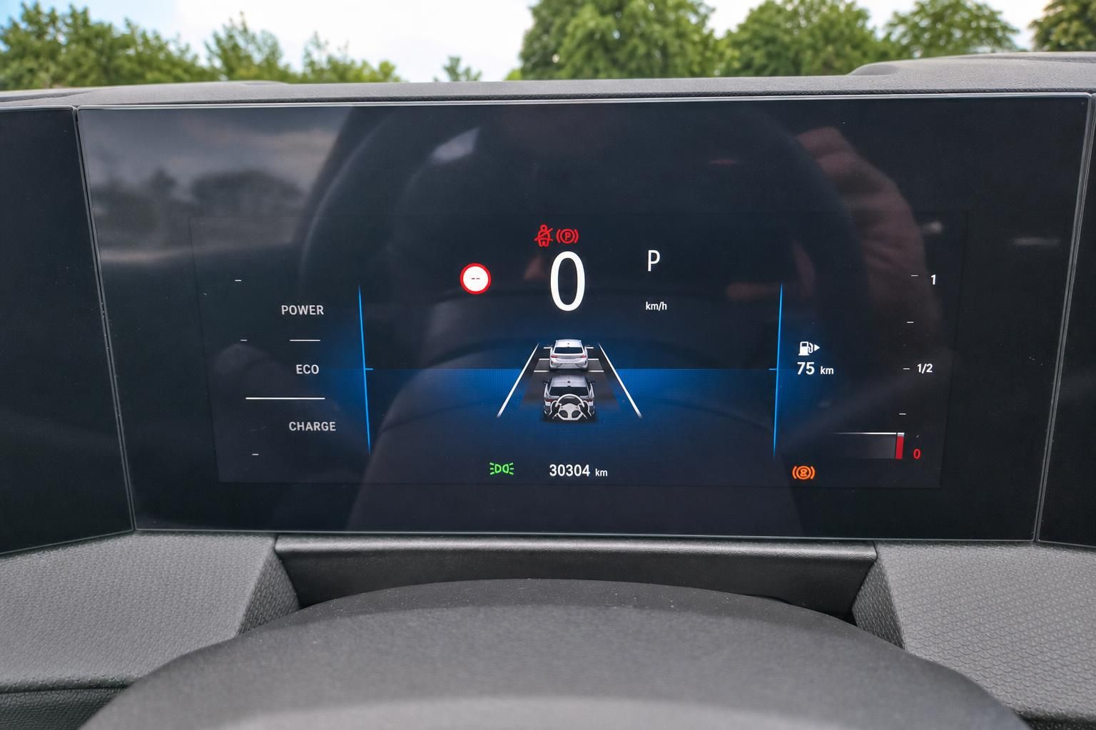 Auto Armaturenbrett mit digitalem Tacho und Fahrzeugdisplay