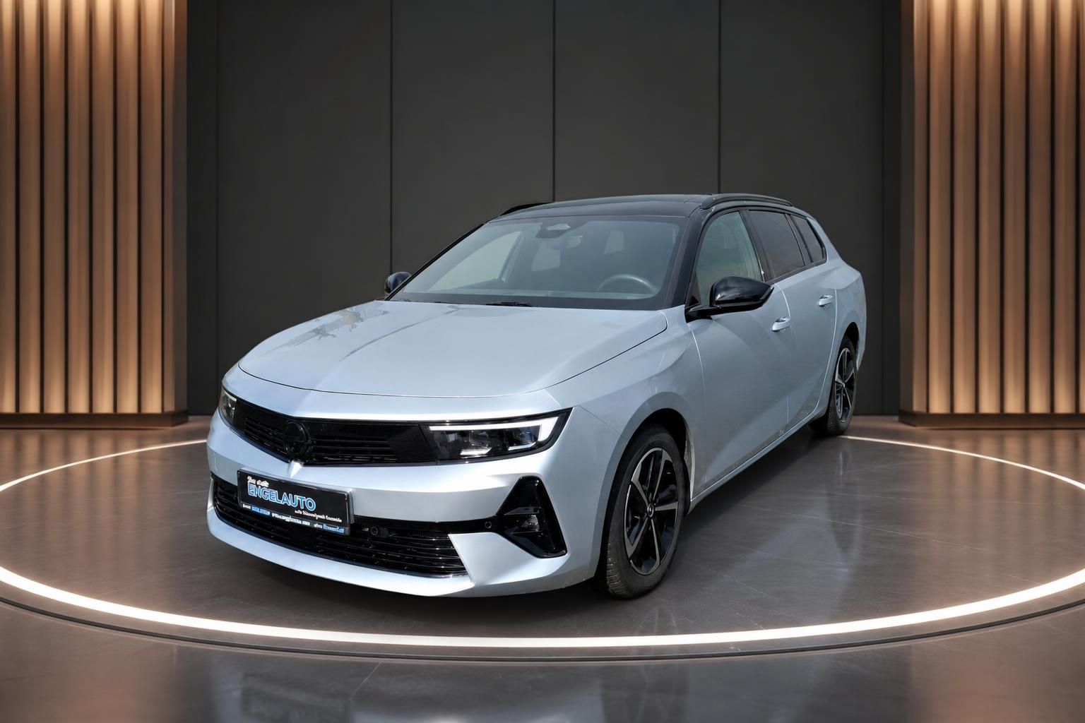 Opel Astra Sports Tourer in Weiß - Dreiviertel-Frontansicht mit sportlichem Design und schwarzen Akzenten
