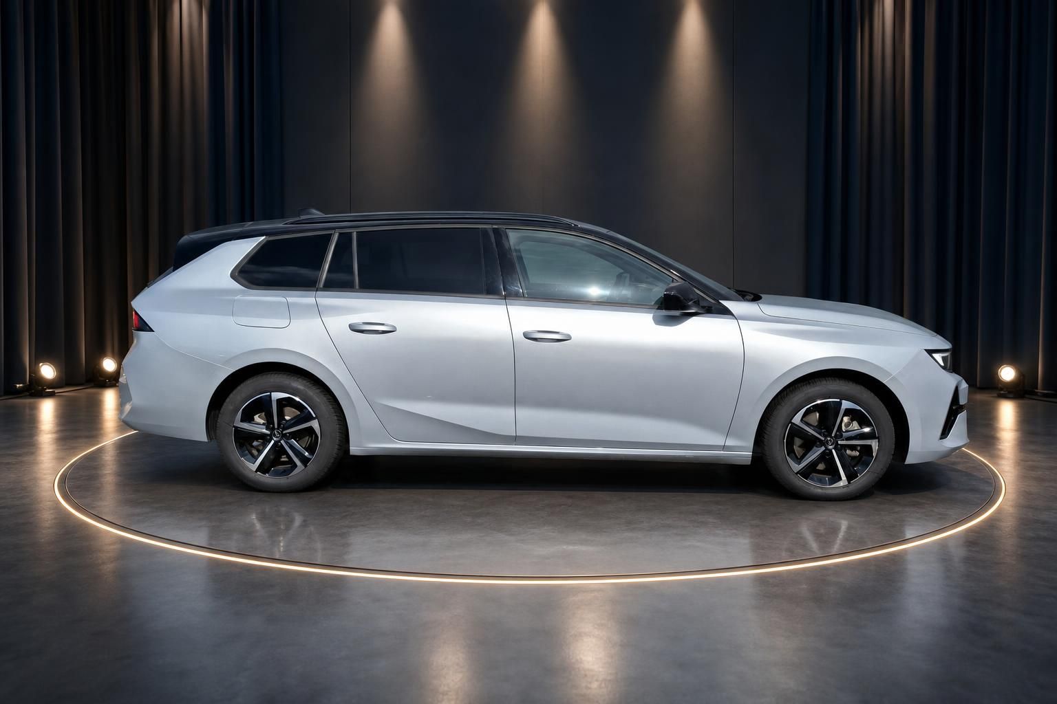 Opel Astra Sports Tourer Seitenprofil - eleganter weißer Kombi mit schwarzem Dach und modernen Felgen