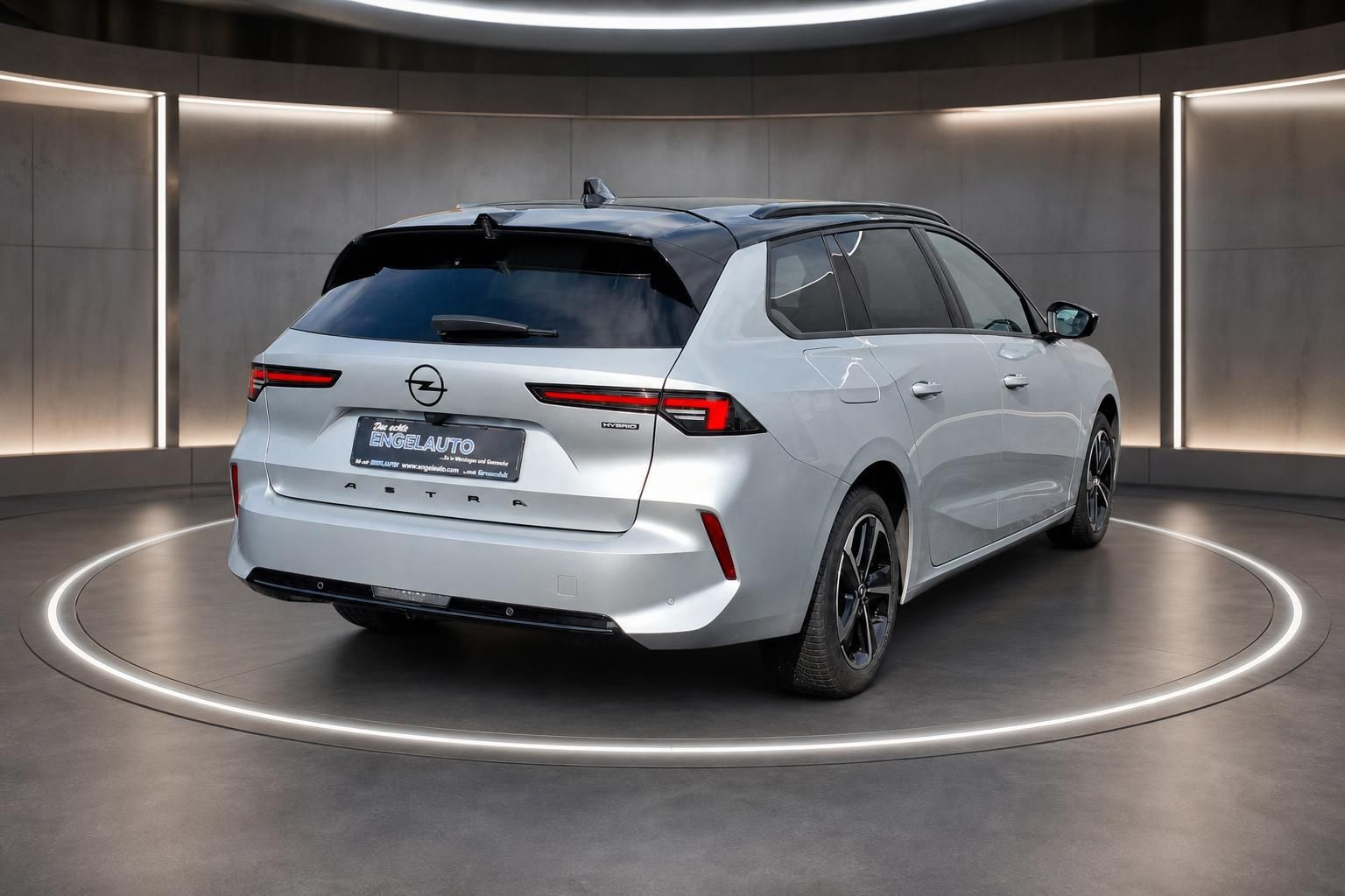 Opel Astra Kombi Heckansicht - weißer Sports Tourer mit LED-Rückleuchten und Opel-Logo im Showroom