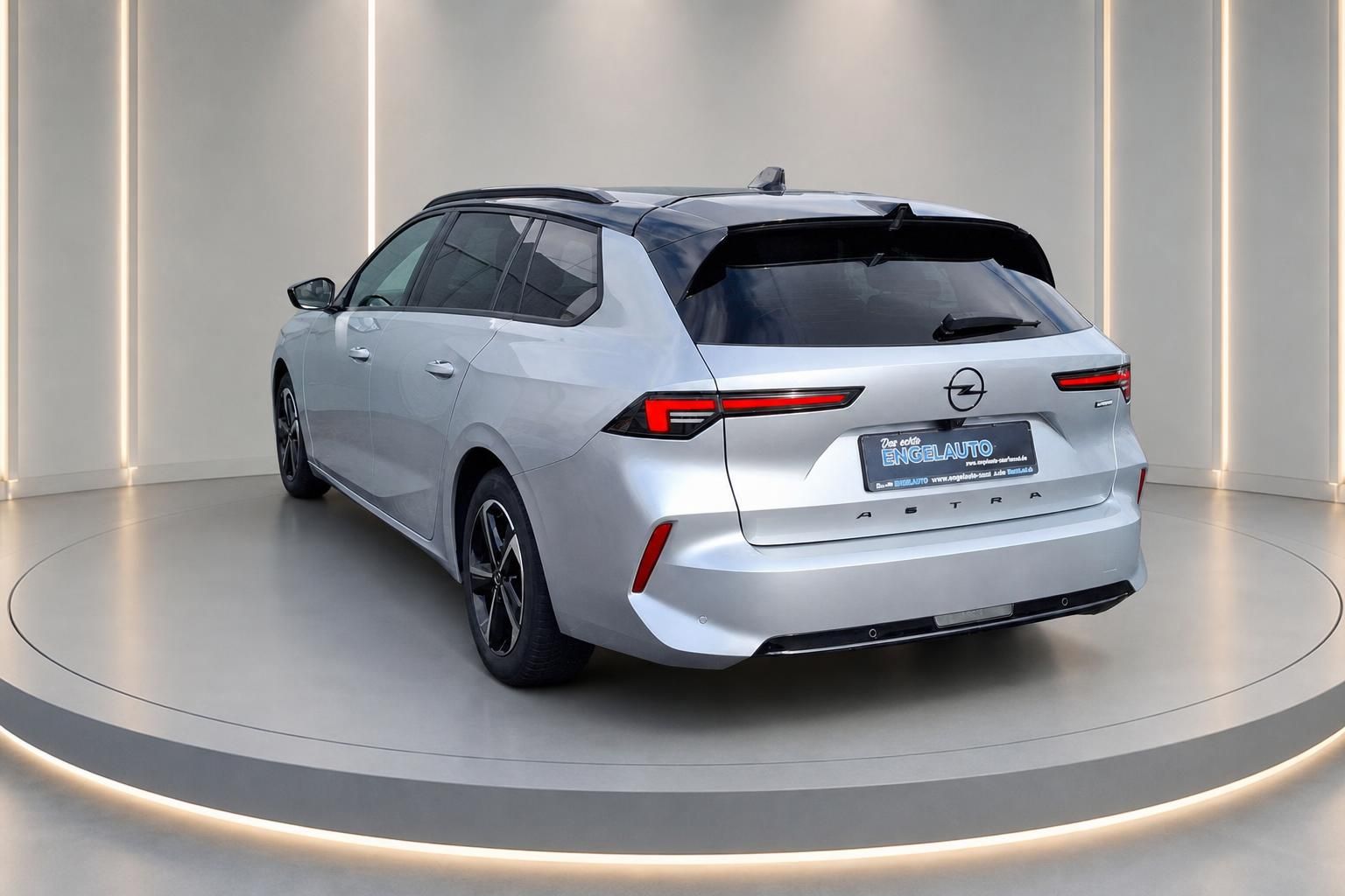 Opel Astra Sports Tourer silber Heckansicht schräg - eleganter Kombi im Showroom