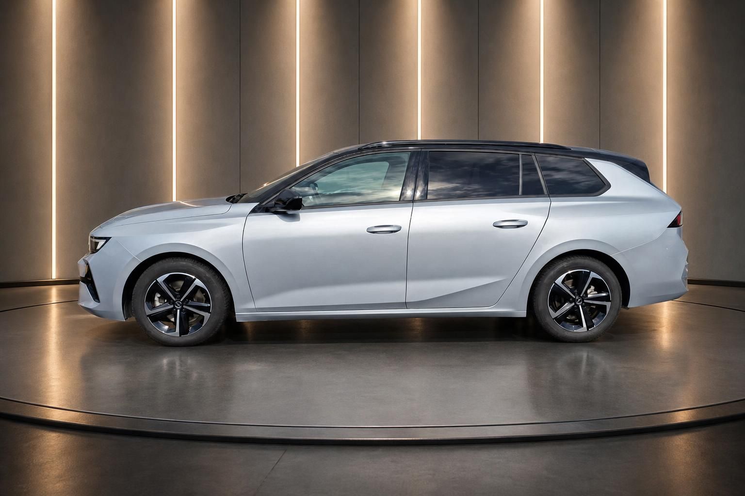 Opel Astra Sports Tourer silber Seitenansicht - moderner Kombi mit schwarzem Dach