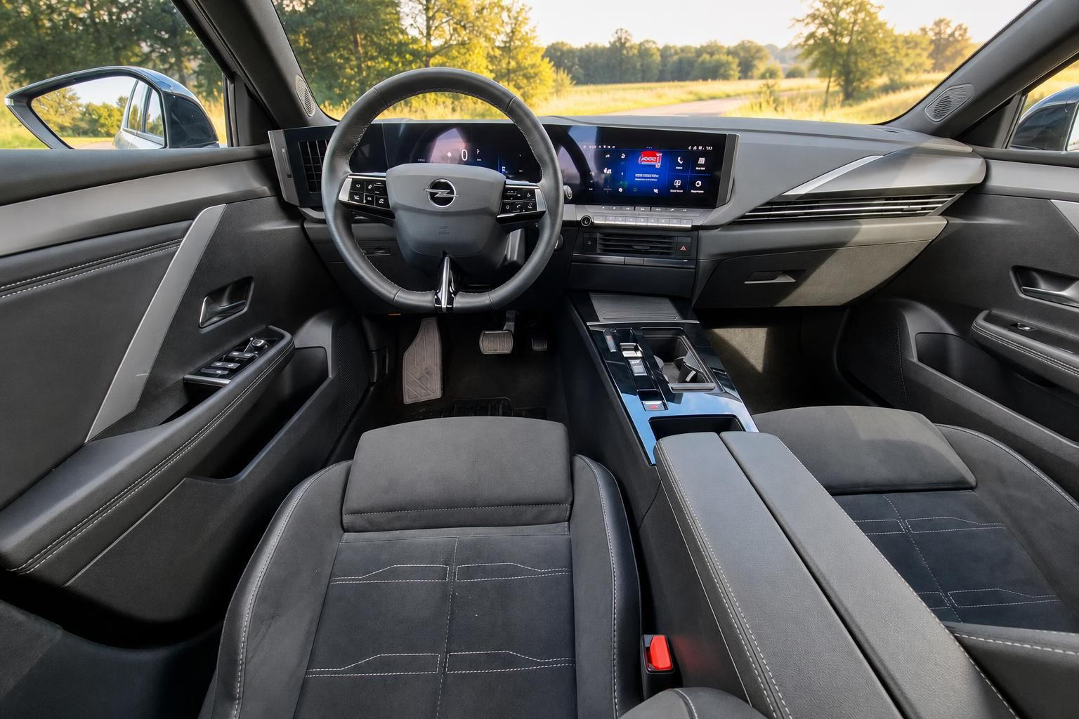 Opel Astra Innenraum Cockpit mit digitalem Display und Lenkrad - moderne Ausstattung