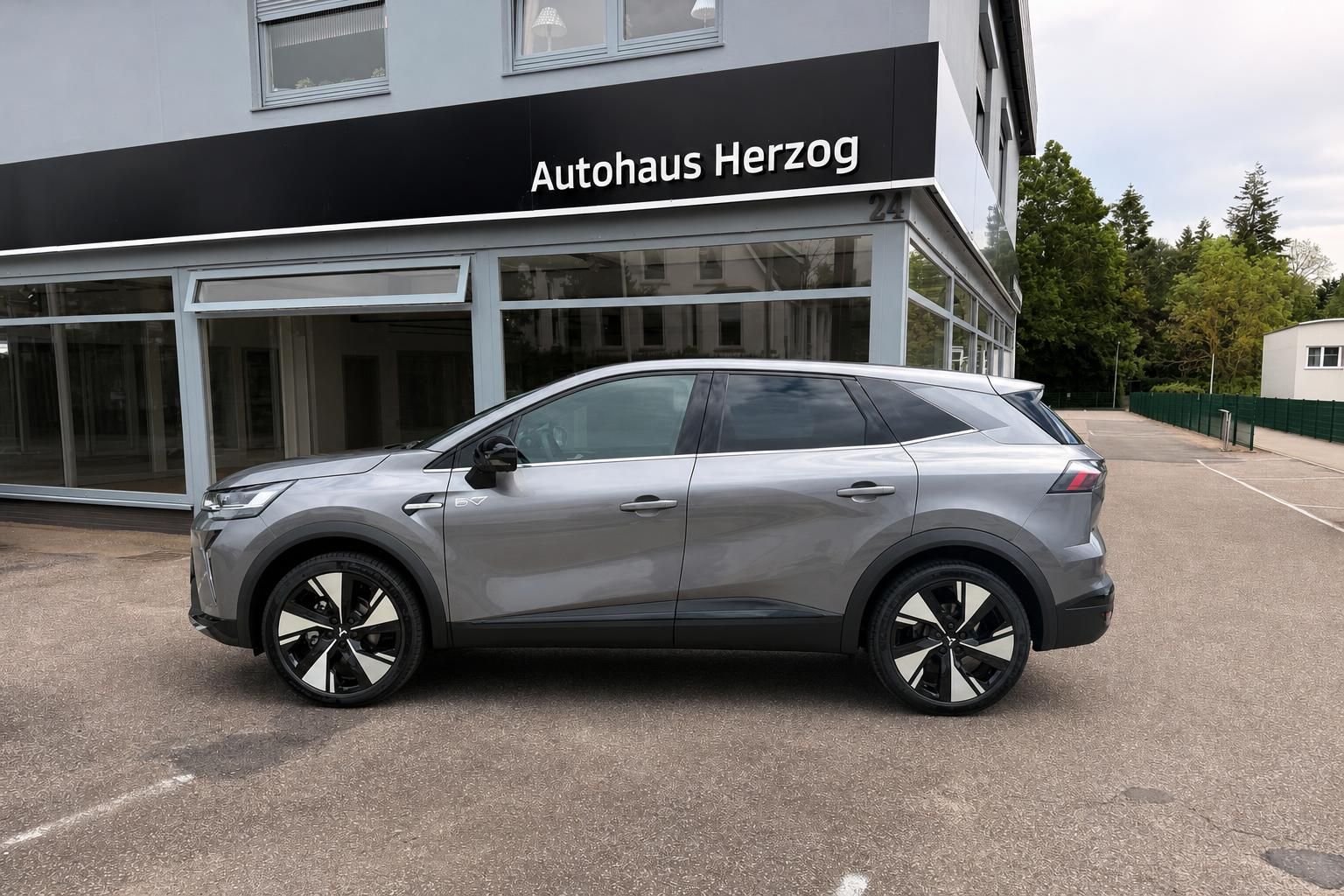 Grauer SUV Seitenansicht - Profil eines modernen Crossover-Fahrzeugs vor Autohaus