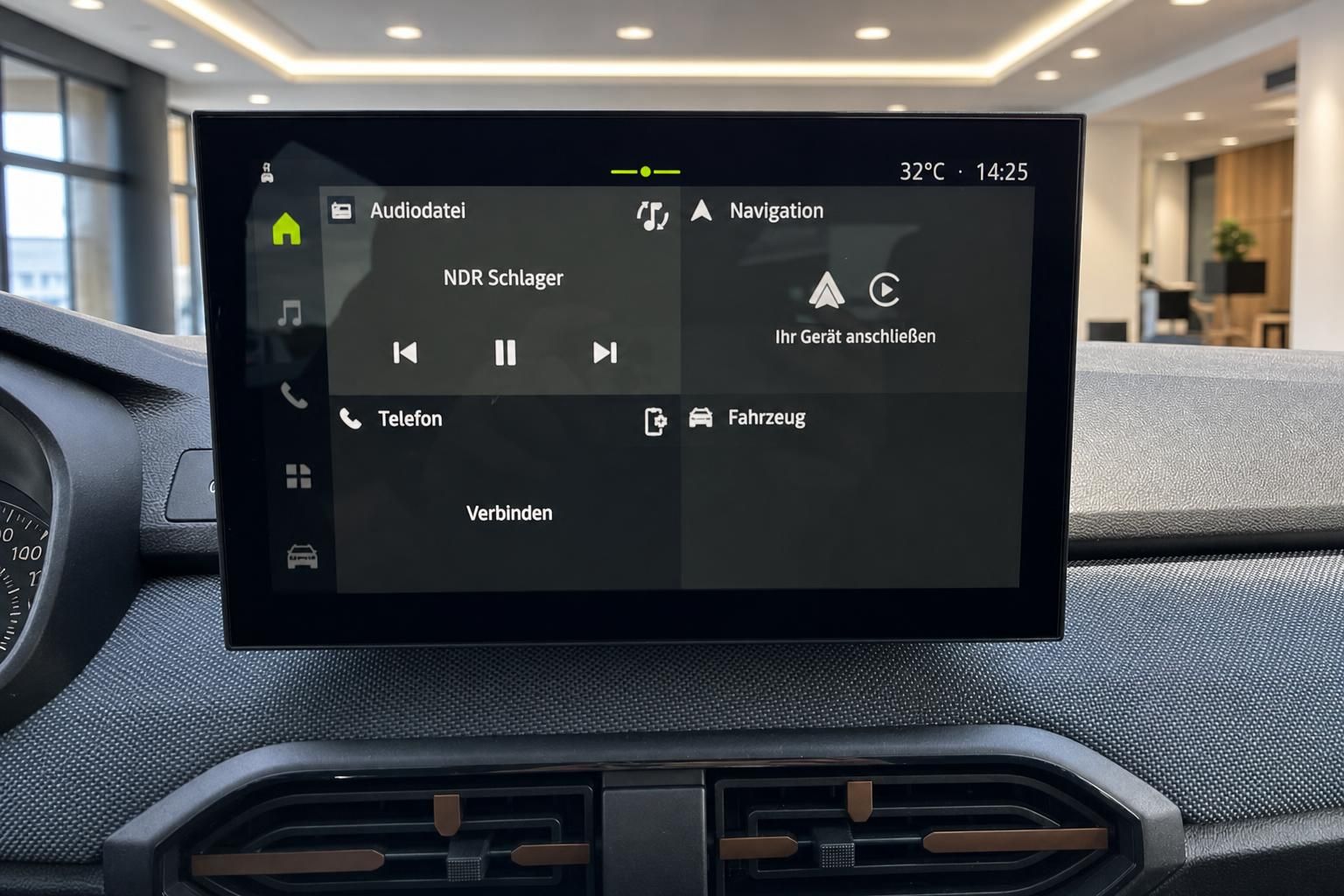 Infotainment-Touchscreen mit Navigation und Telefonmenü im Fahrzeug