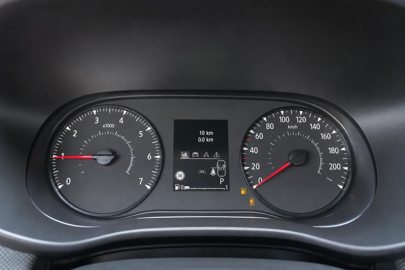 Kombiinstrument mit Tacho und Drehzahlmesser im Fahrzeug