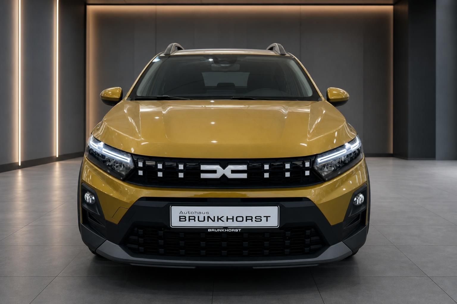 Dacia Sandero Stepway gelb, Frontansicht mit Kühlergrill und LED-Licht