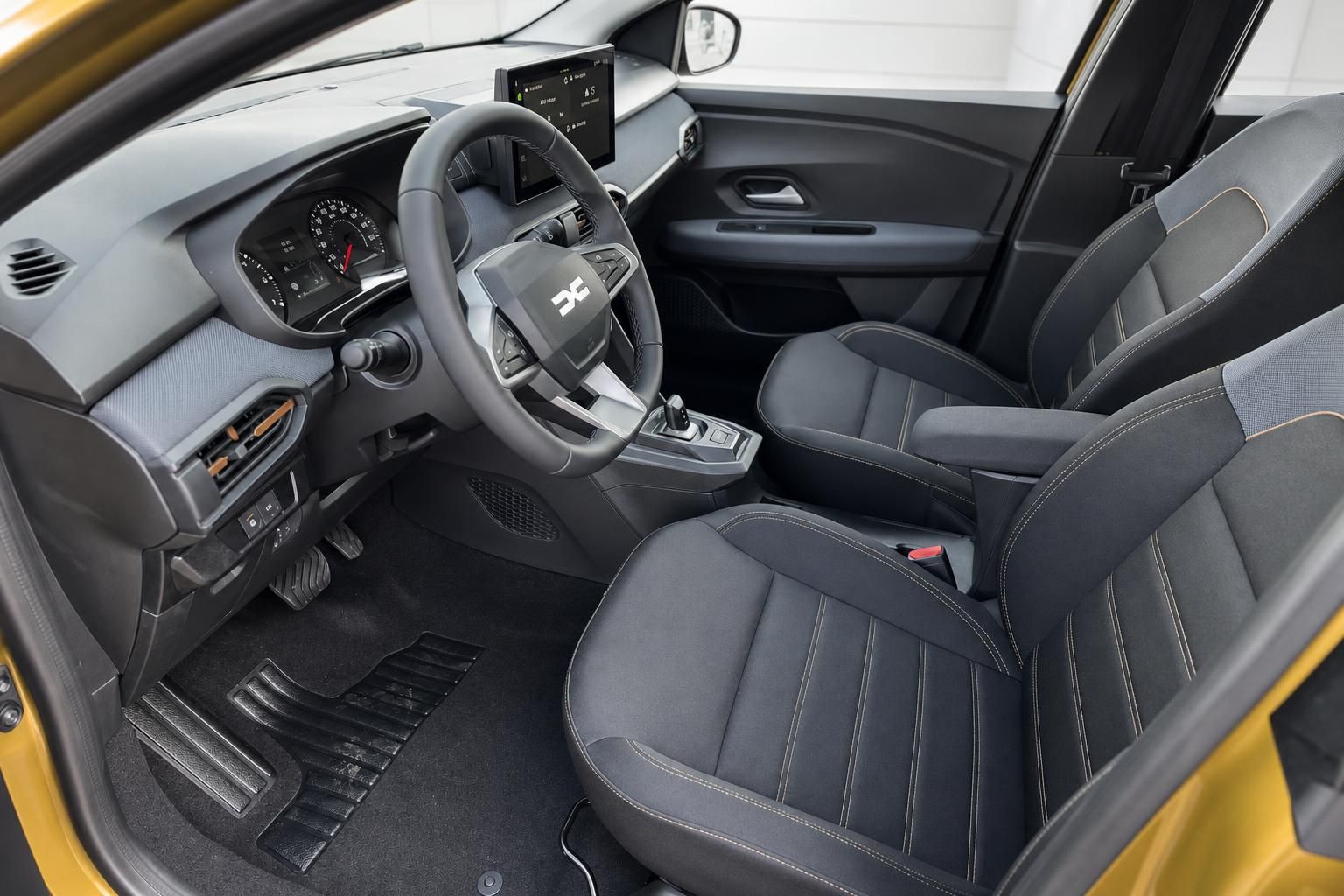 Dacia Sandero Innenraum, Cockpit und Vordersitze in Schwarz